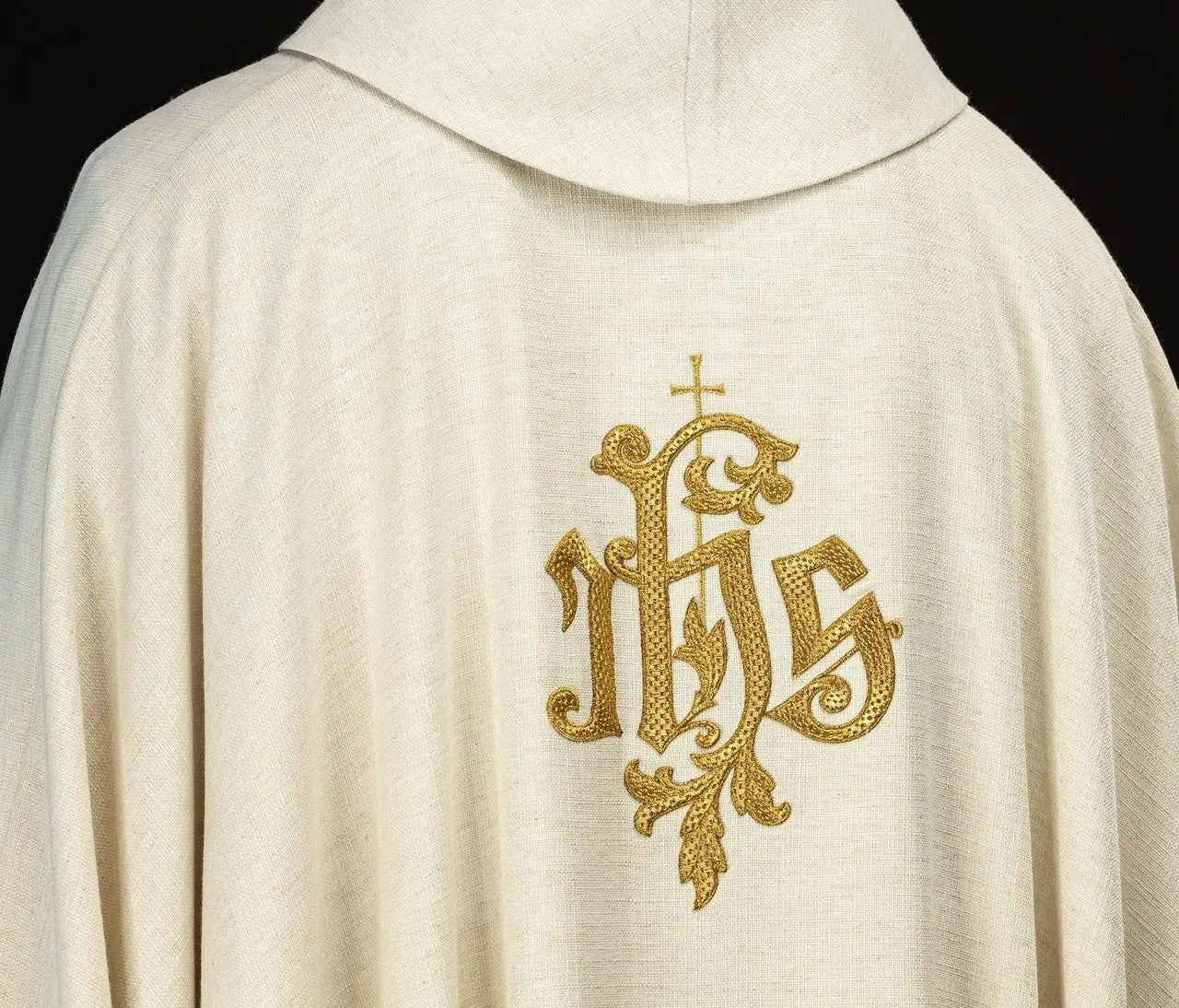 Chasuble écrue avec broderie de Saint Joseph l'Ouvrier