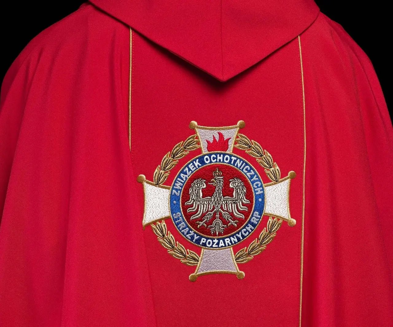 Chasuble richement brodée avec une image de Saint Florian