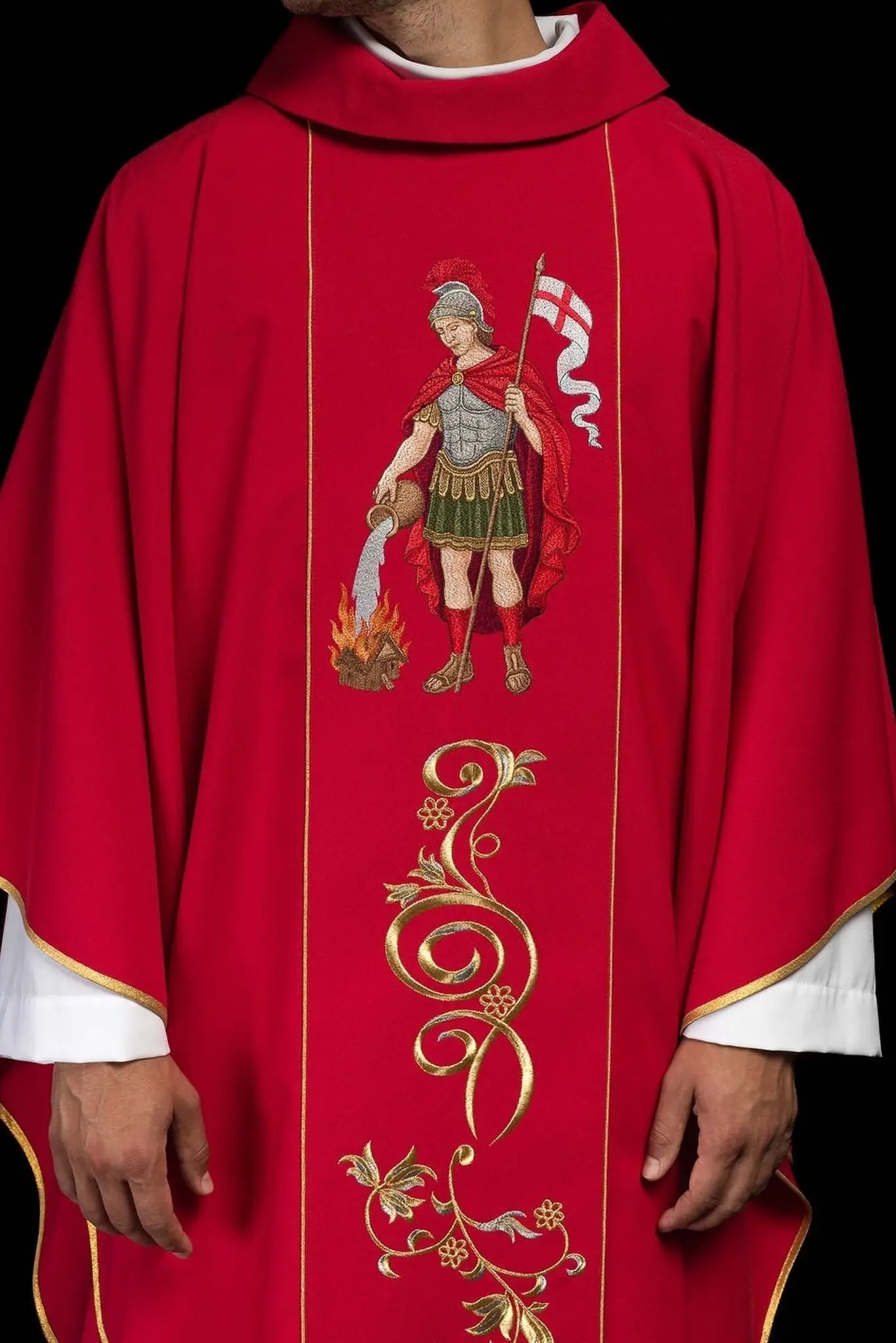 Chasuble richement brodée avec une image de Saint Florian