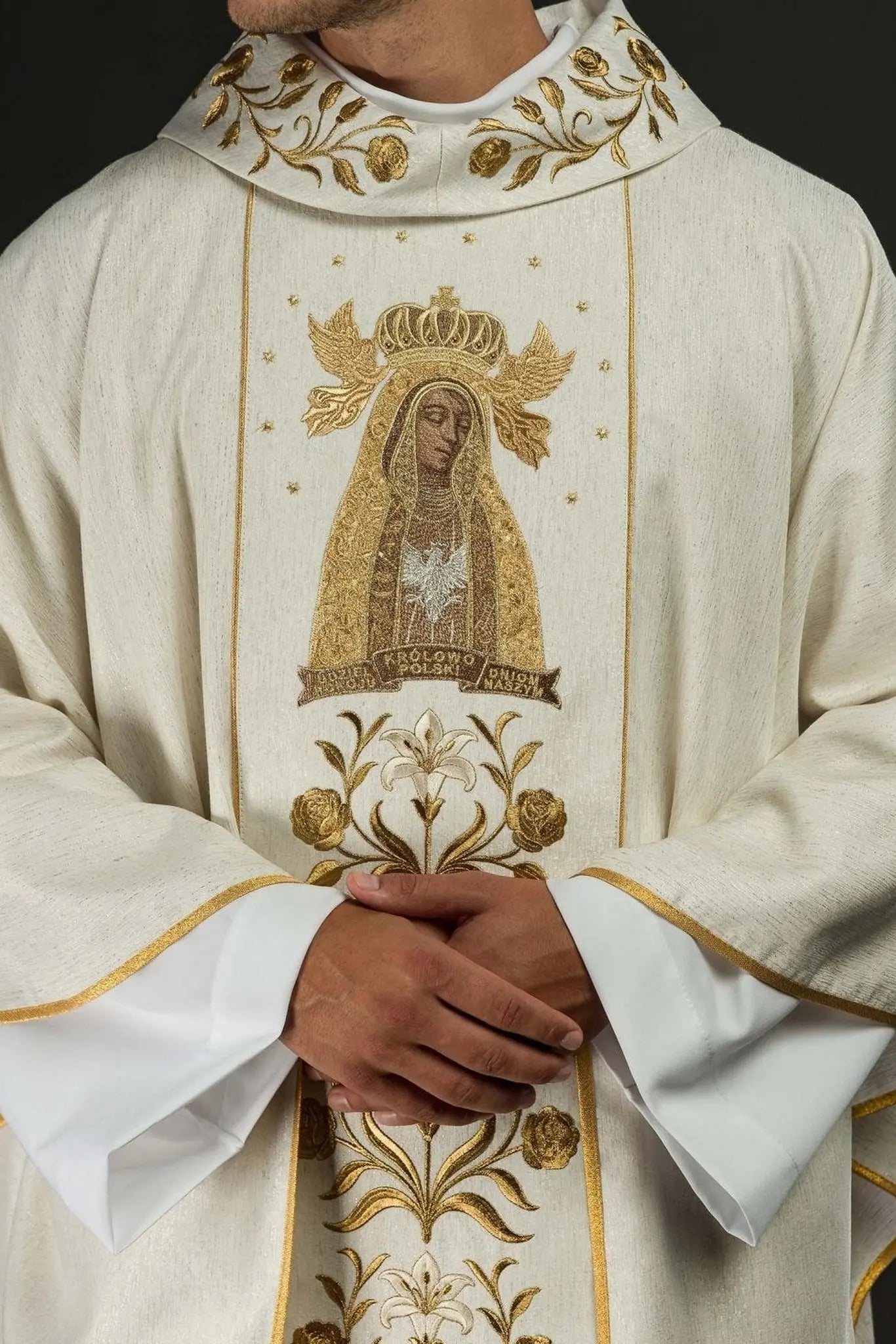 Chasuble brodée d'or avec l'image de Notre-Dame de Lichen