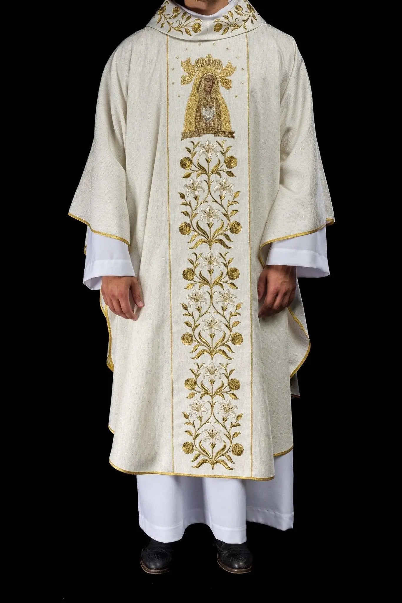 Chasuble brodée d'or avec l'image de Notre-Dame de Lichen