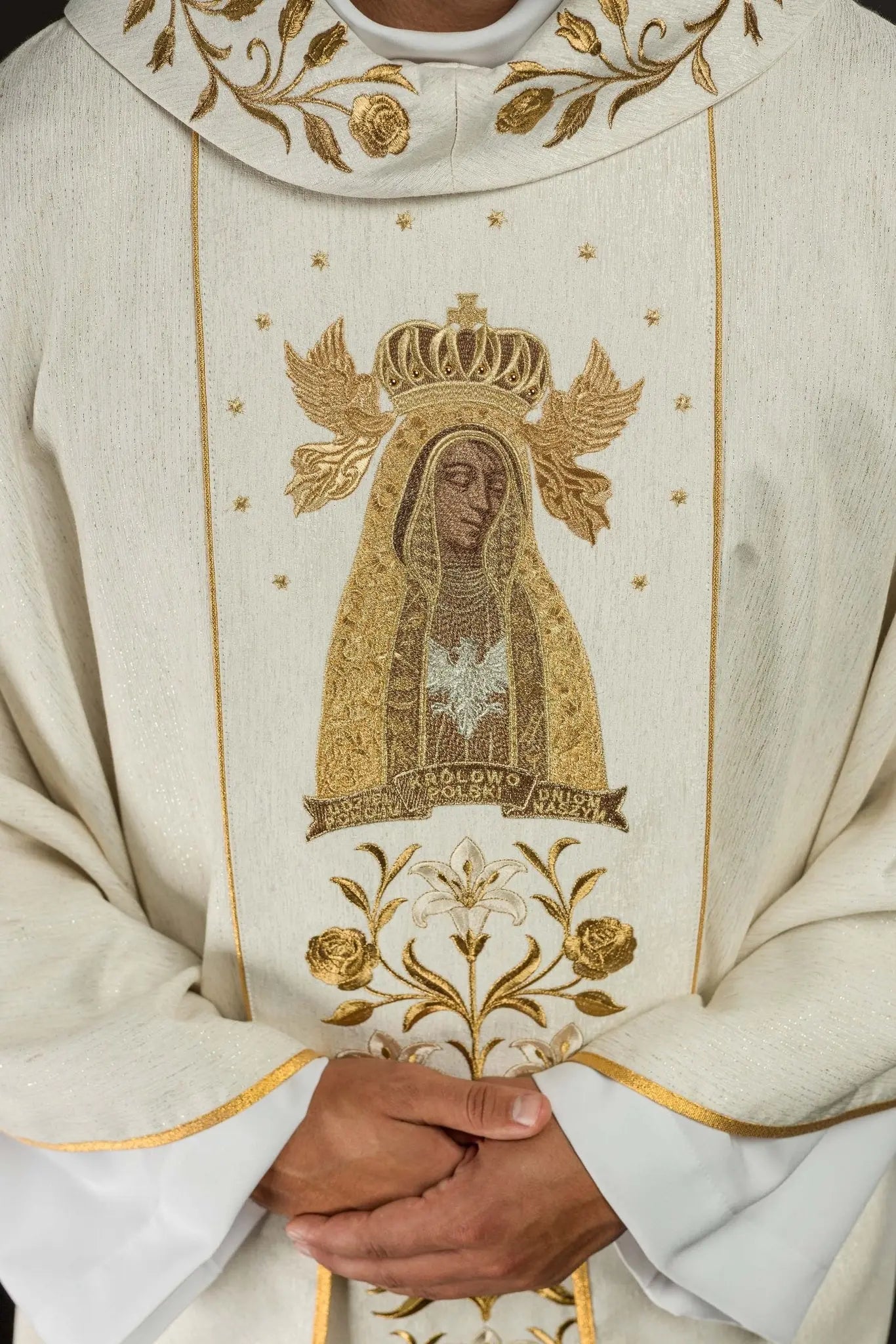 Chasuble brodée d'or avec l'image de Notre-Dame de Lichen