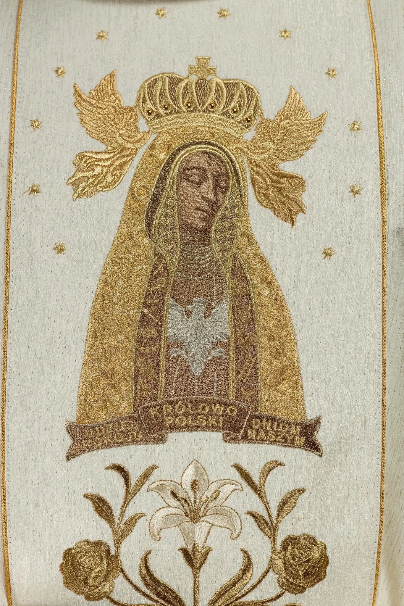 Chasuble brodée d'or avec l'image de Notre-Dame de Lichen