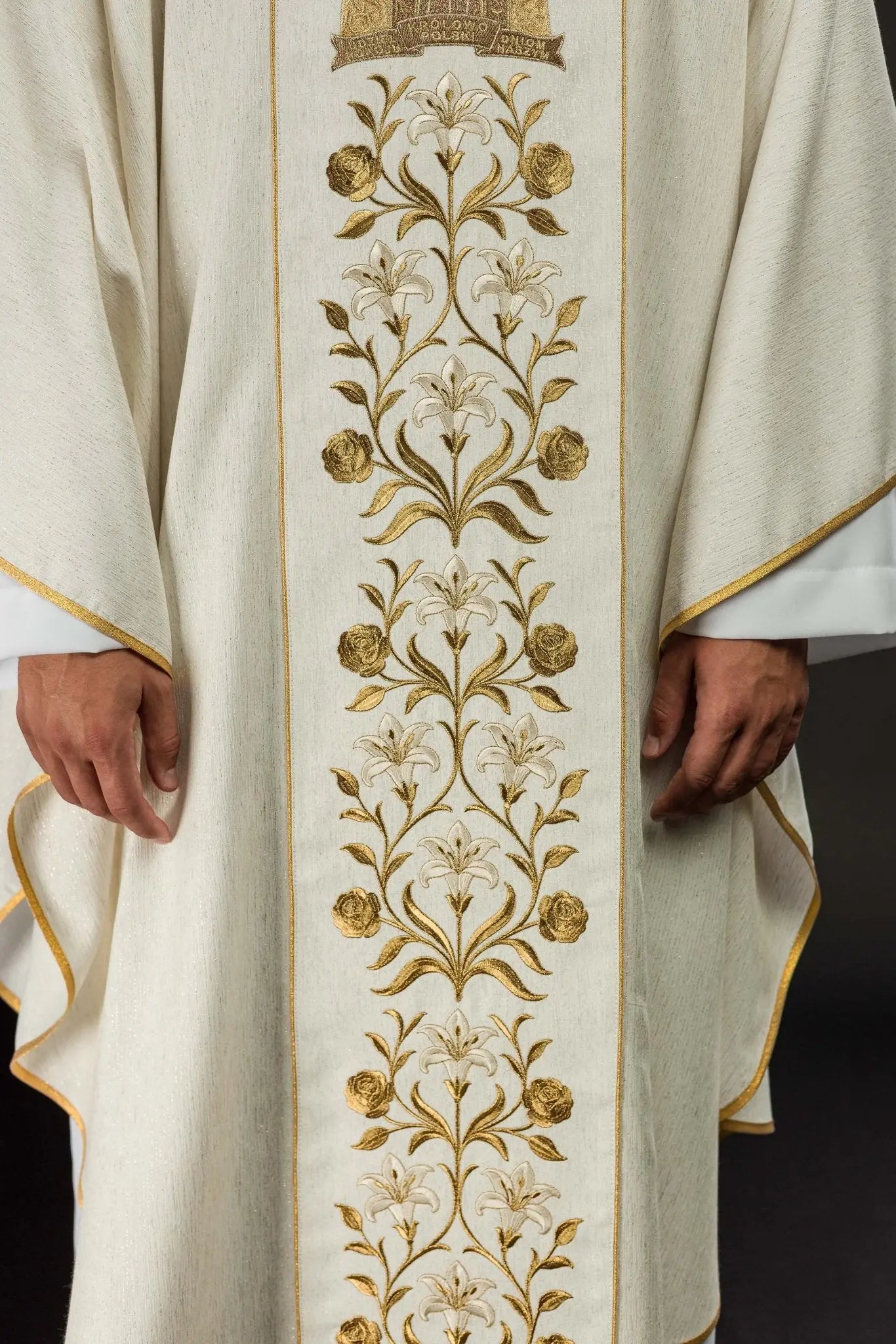 Chasuble brodée d'or avec l'image de Notre-Dame de Lichen