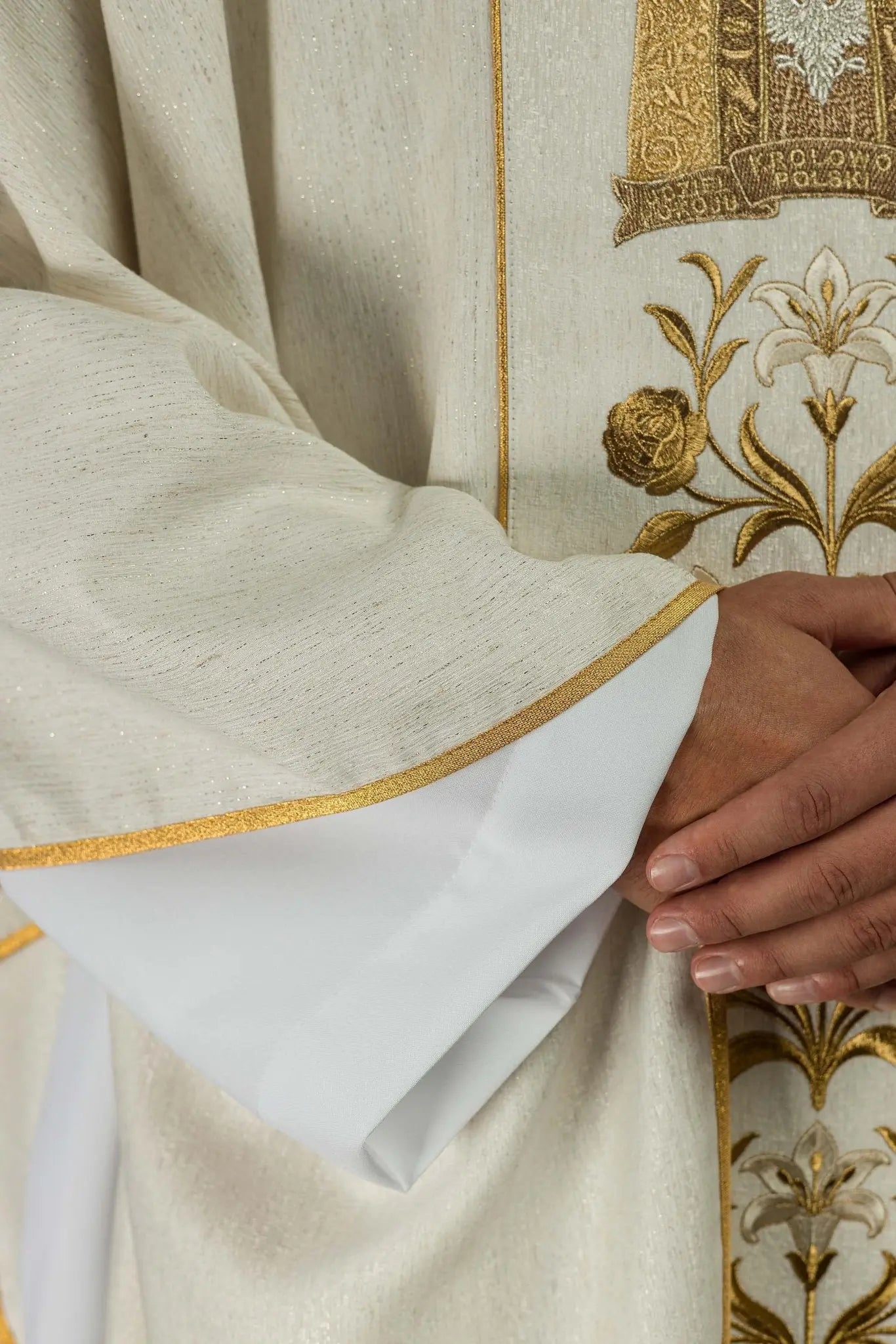 Chasuble brodée d'or avec l'image de Notre-Dame de Lichen