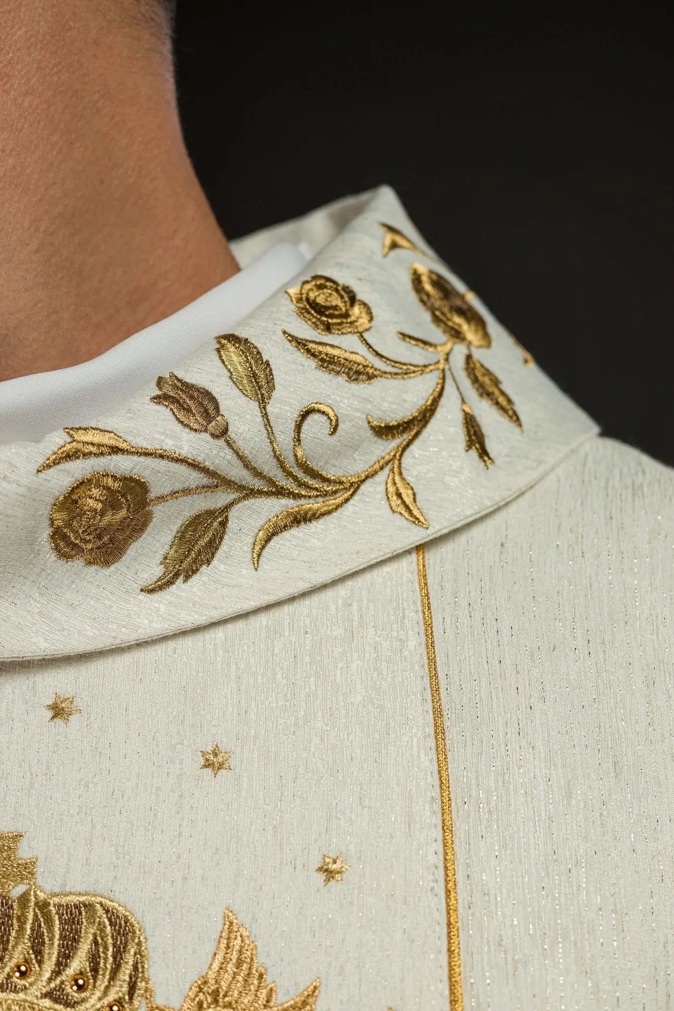 Chasuble brodée d'or avec l'image de Notre-Dame de Lichen