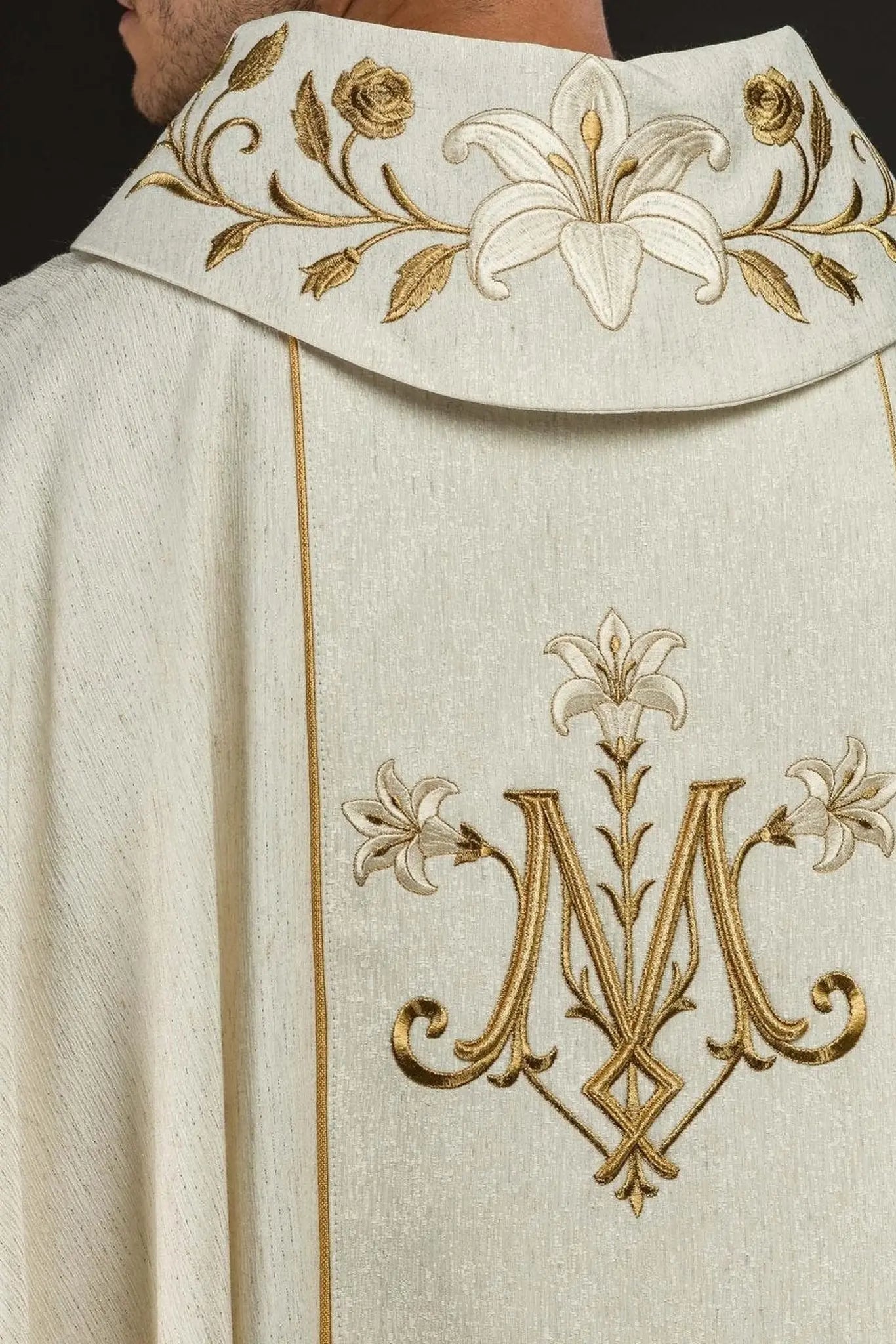 Chasuble brodée d'or avec l'image de Notre-Dame de Lichen