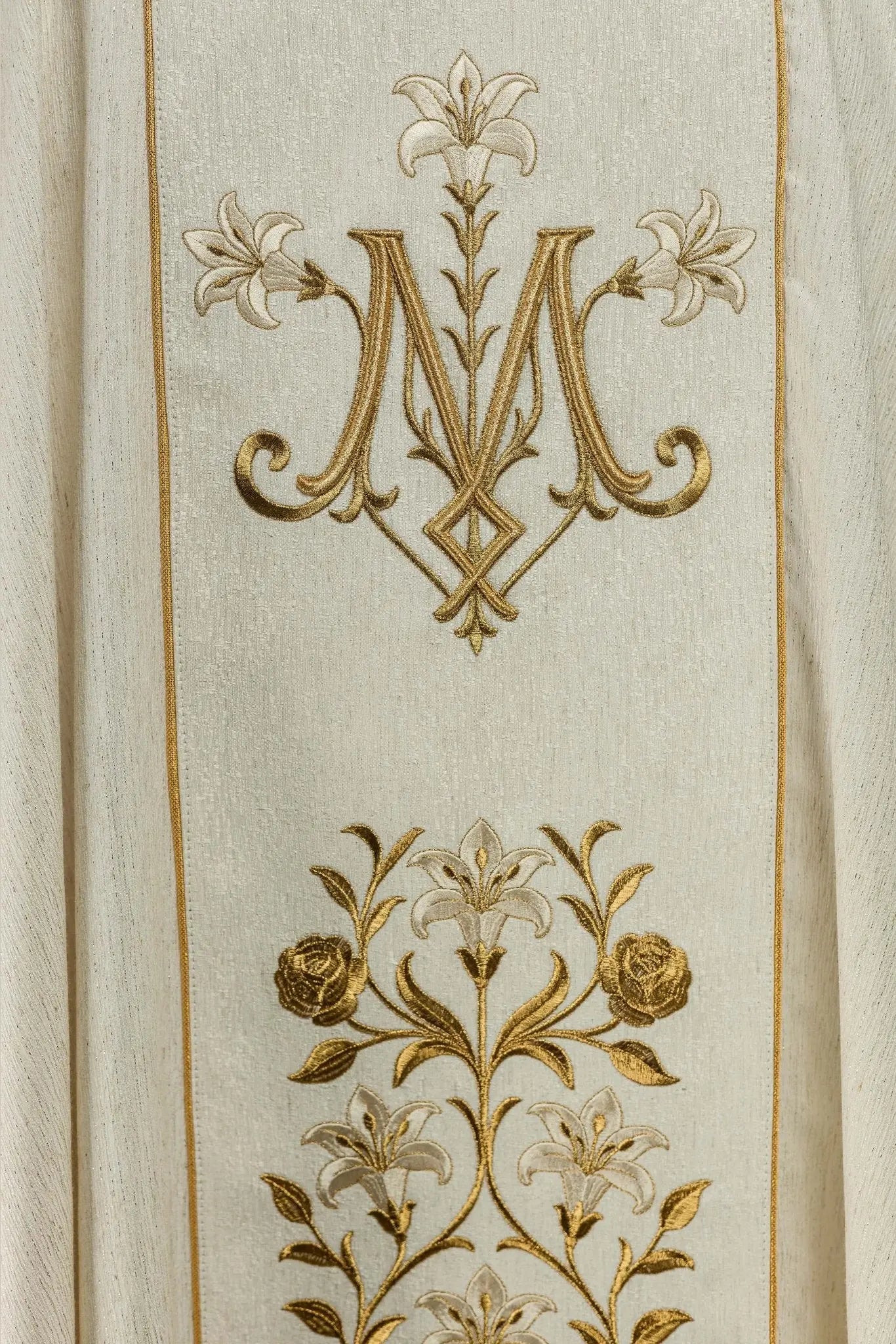 Chasuble brodée d'or avec l'image de Notre-Dame de Lichen