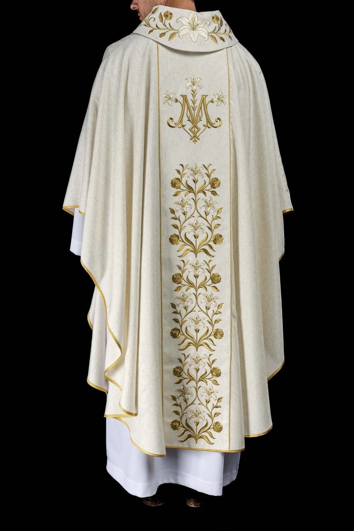 Chasuble brodée d'or avec l'image de Notre-Dame de Lichen