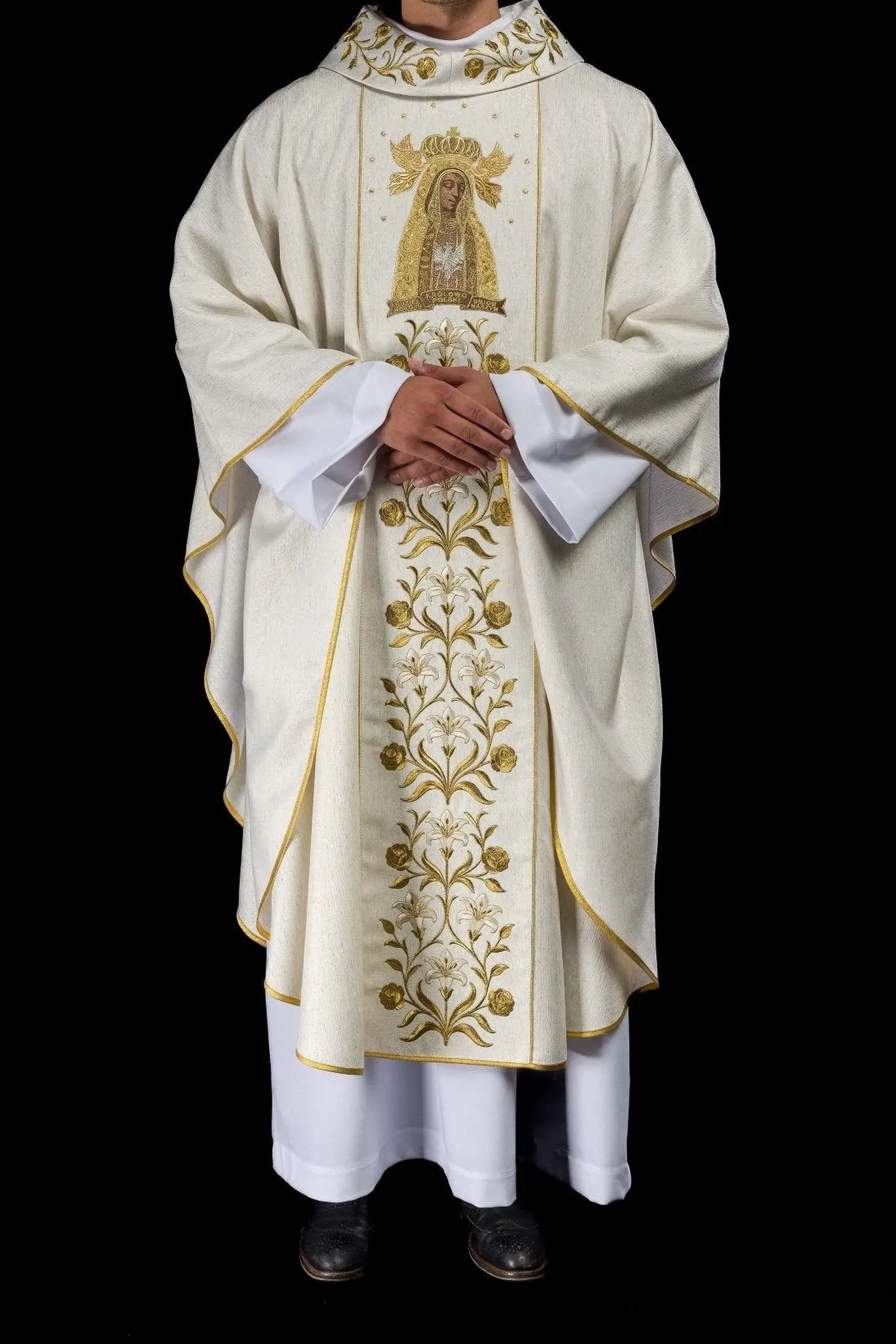 Chasuble brodée d'or avec l'image de Notre-Dame de Lichen