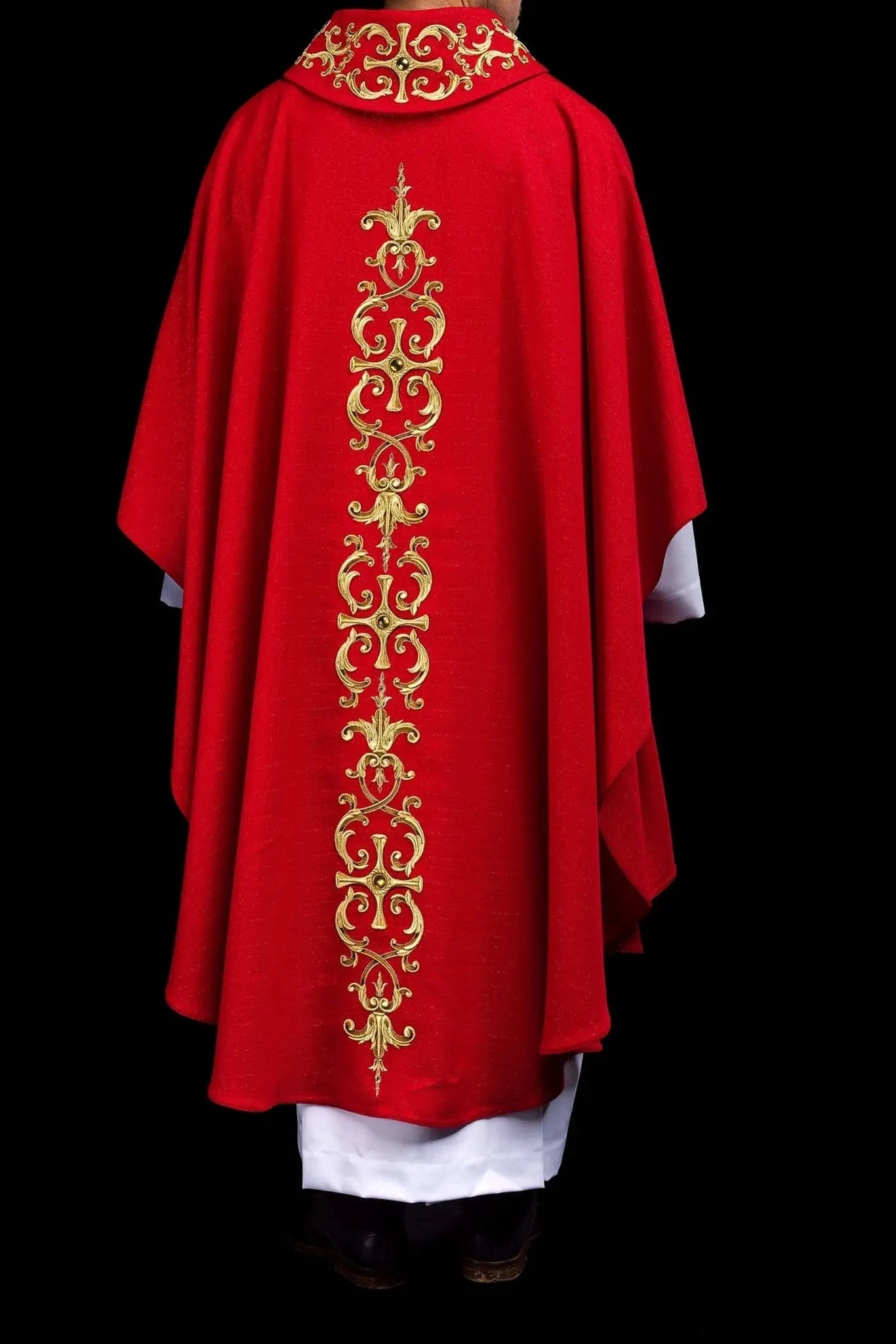Chasuble richement brodée avec l'image de Saint Paul rouge