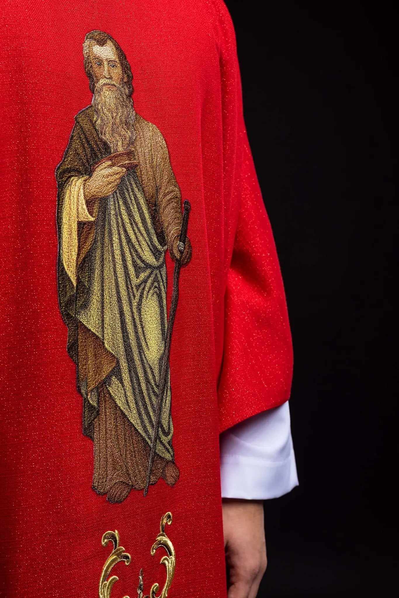 Chasuble richement brodée avec l'image de Saint Paul rouge