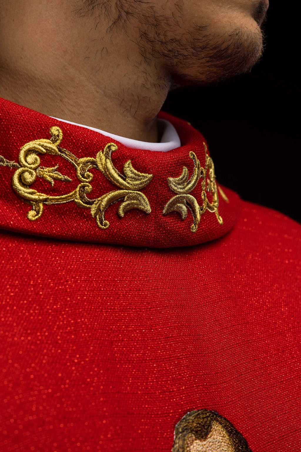 Ornat bogato haftowany z wizerunkiem Świętego Pawła Czerwony - ORNATY.PL