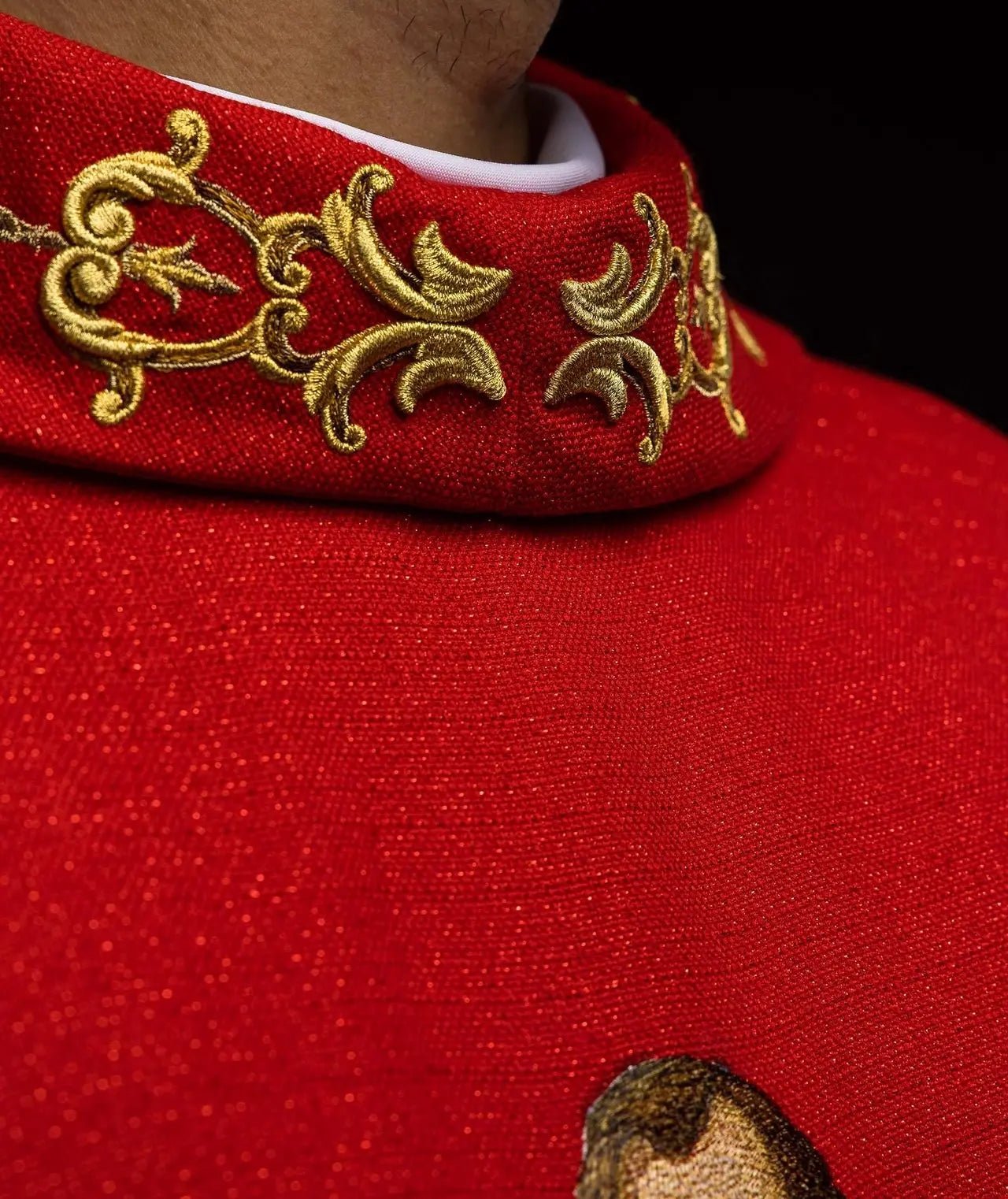 Chasuble richement brodée avec l'image de Saint Paul rouge