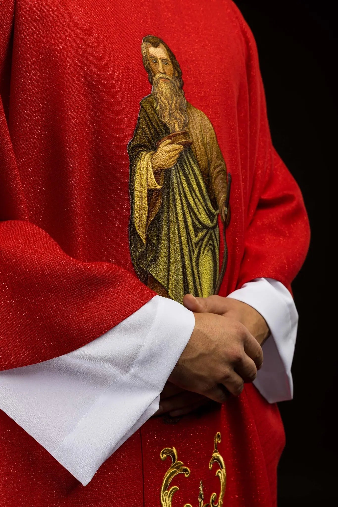 Chasuble richement brodée avec l'image de Saint Paul rouge