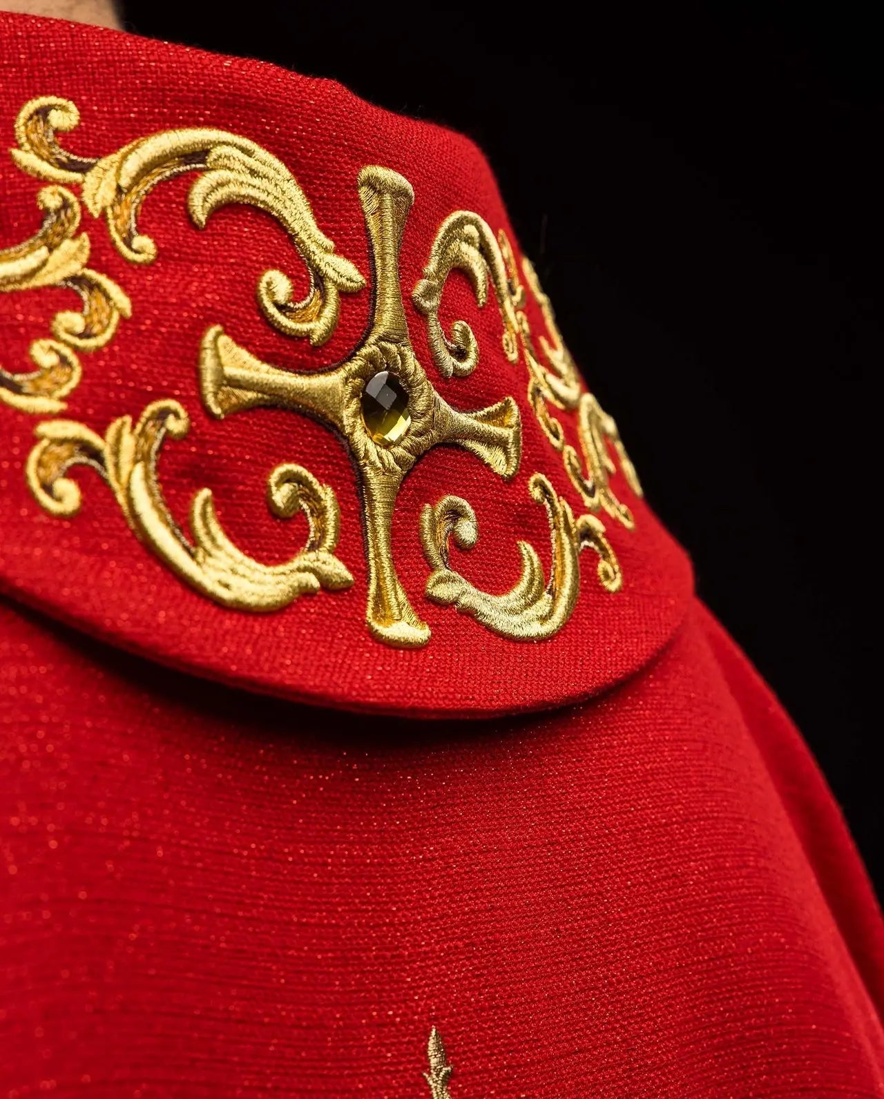 Chasuble richement brodée avec l'image de Saint Paul rouge
