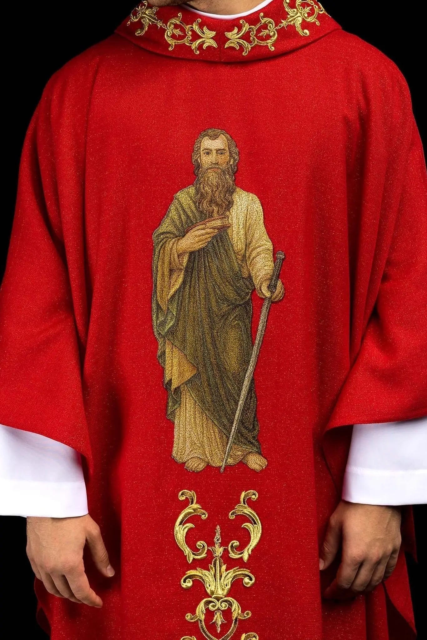 Chasuble richement brodée avec l'image de Saint Paul rouge