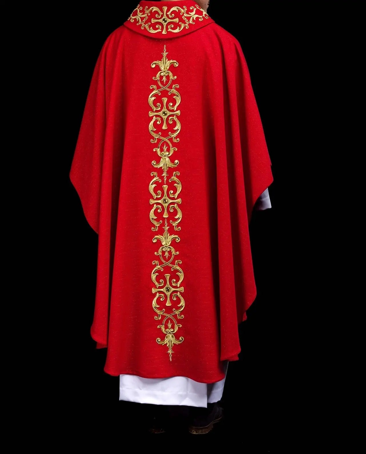 Chasuble richement brodée avec l'image de Saint Pierre rouge