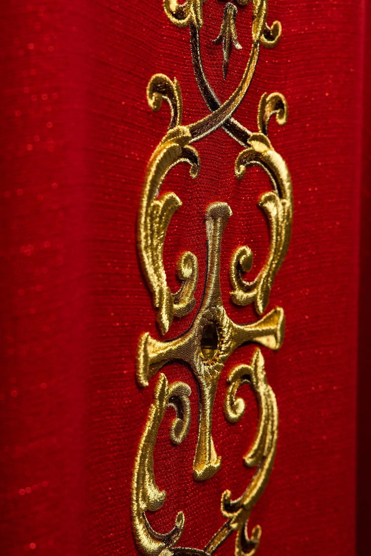 Chasuble richement brodée avec l'image de Saint Pierre rouge
