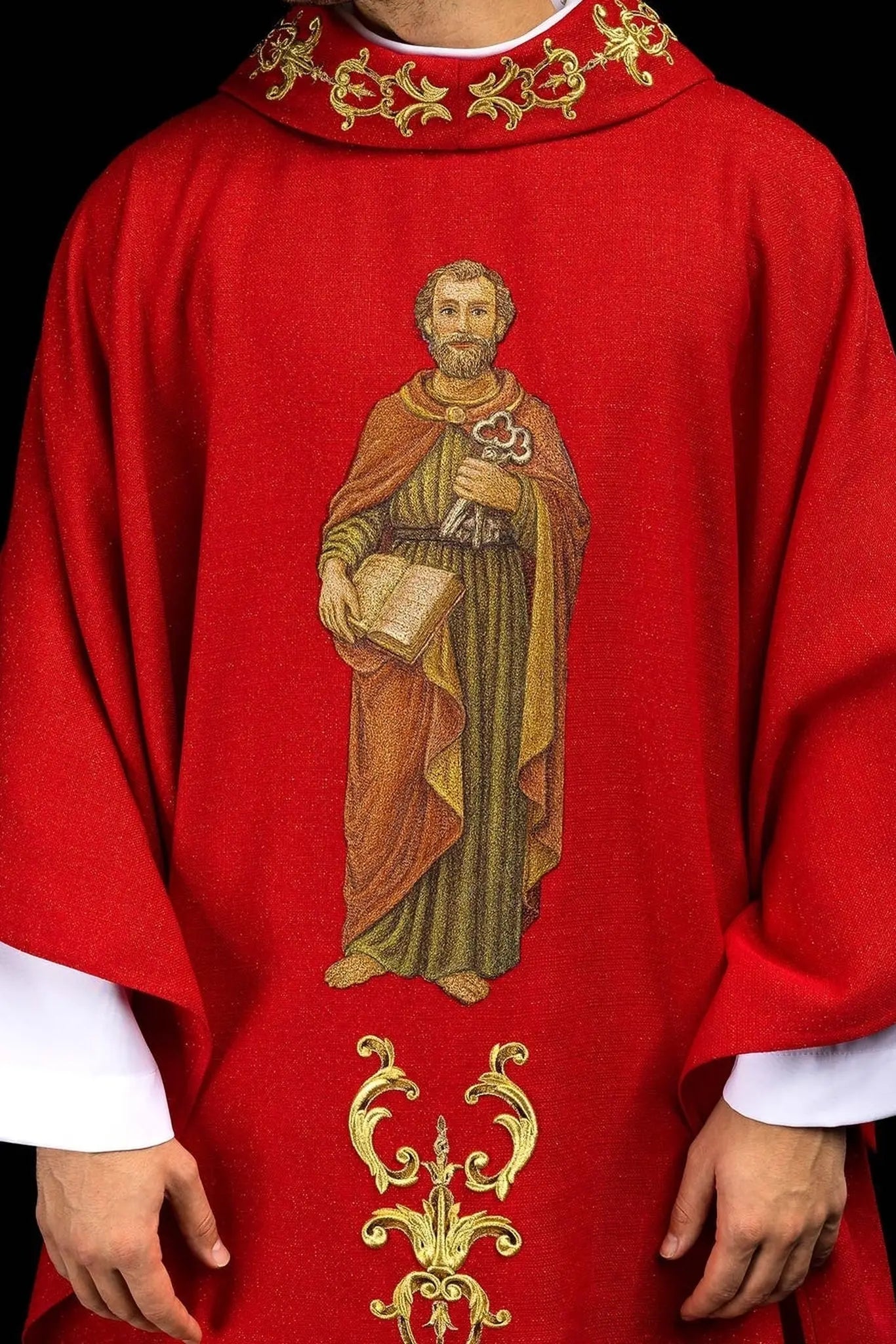Chasuble richement brodée avec l'image de Saint Pierre rouge