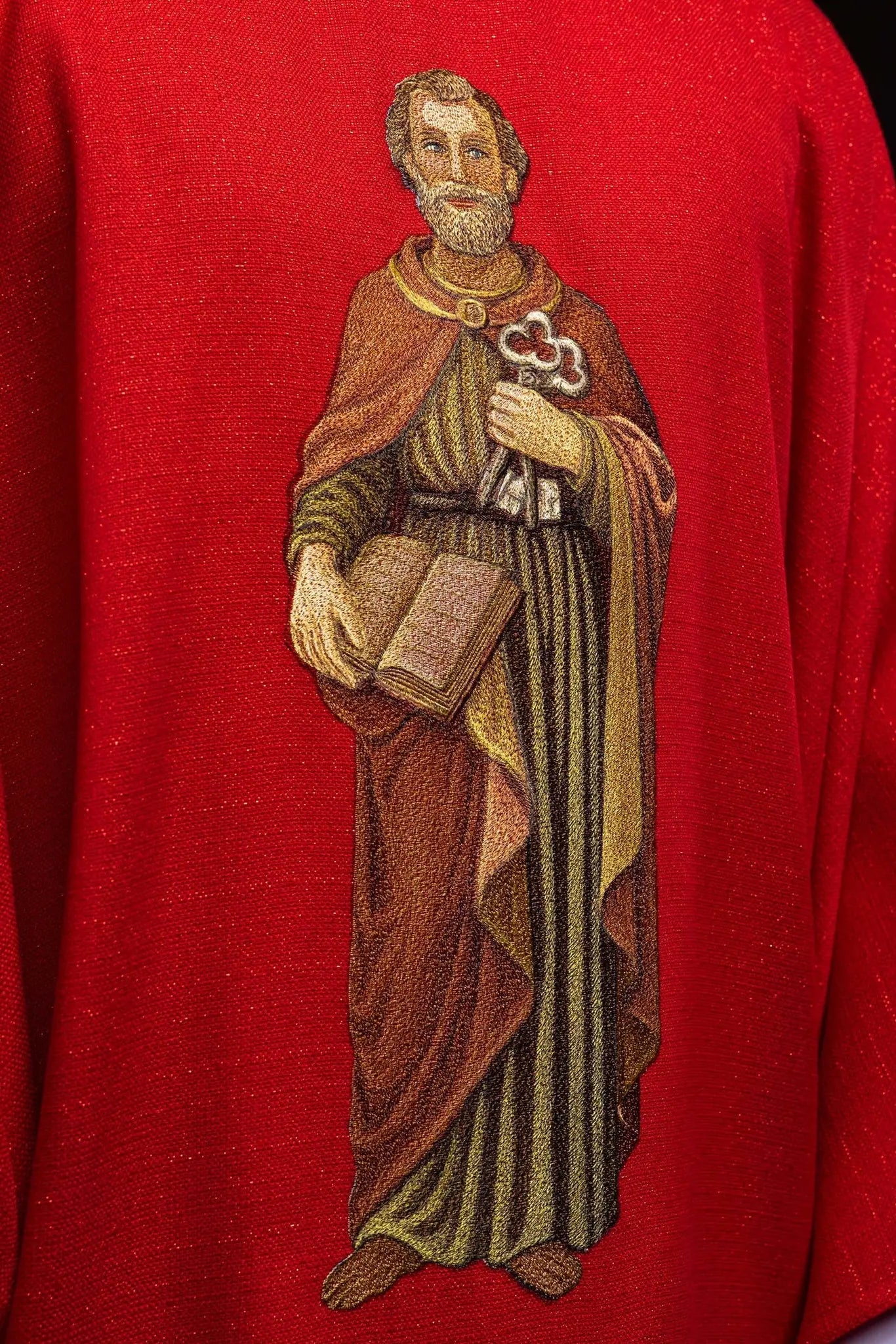 Chasuble richement brodée avec l'image de Saint Pierre rouge