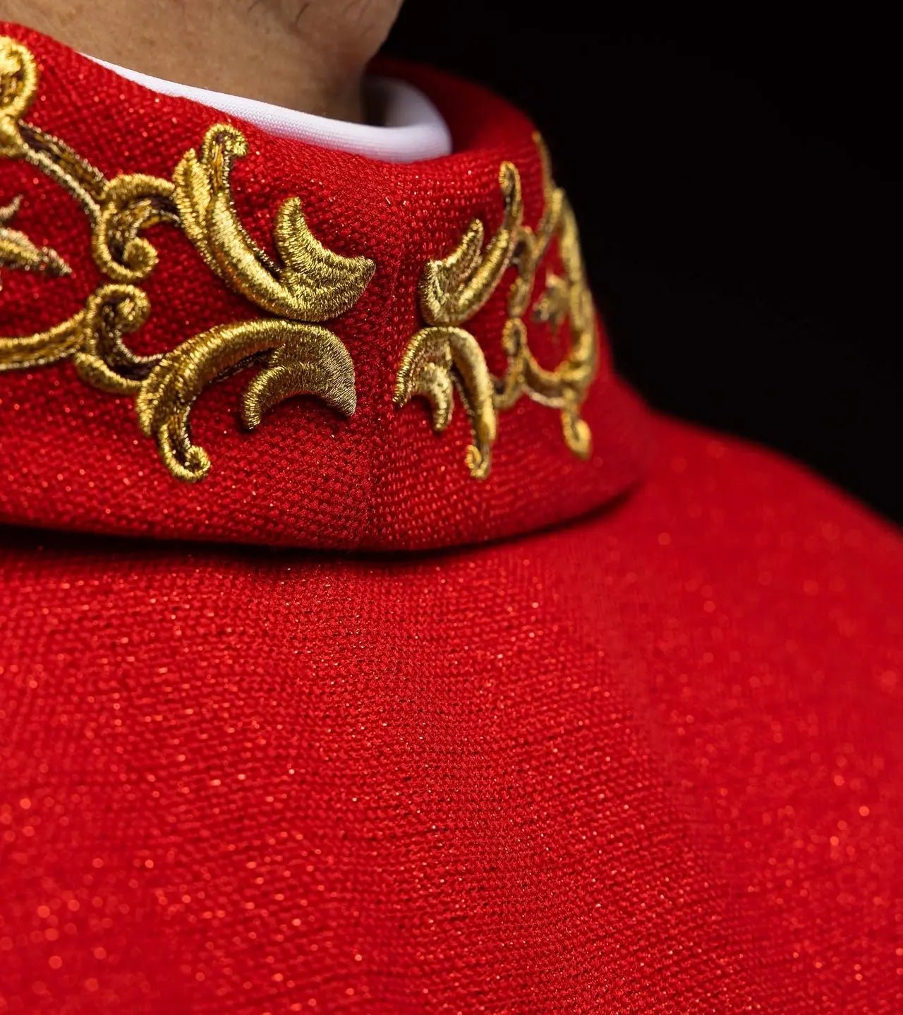 Chasuble richement brodée avec l'image de Saint Pierre rouge