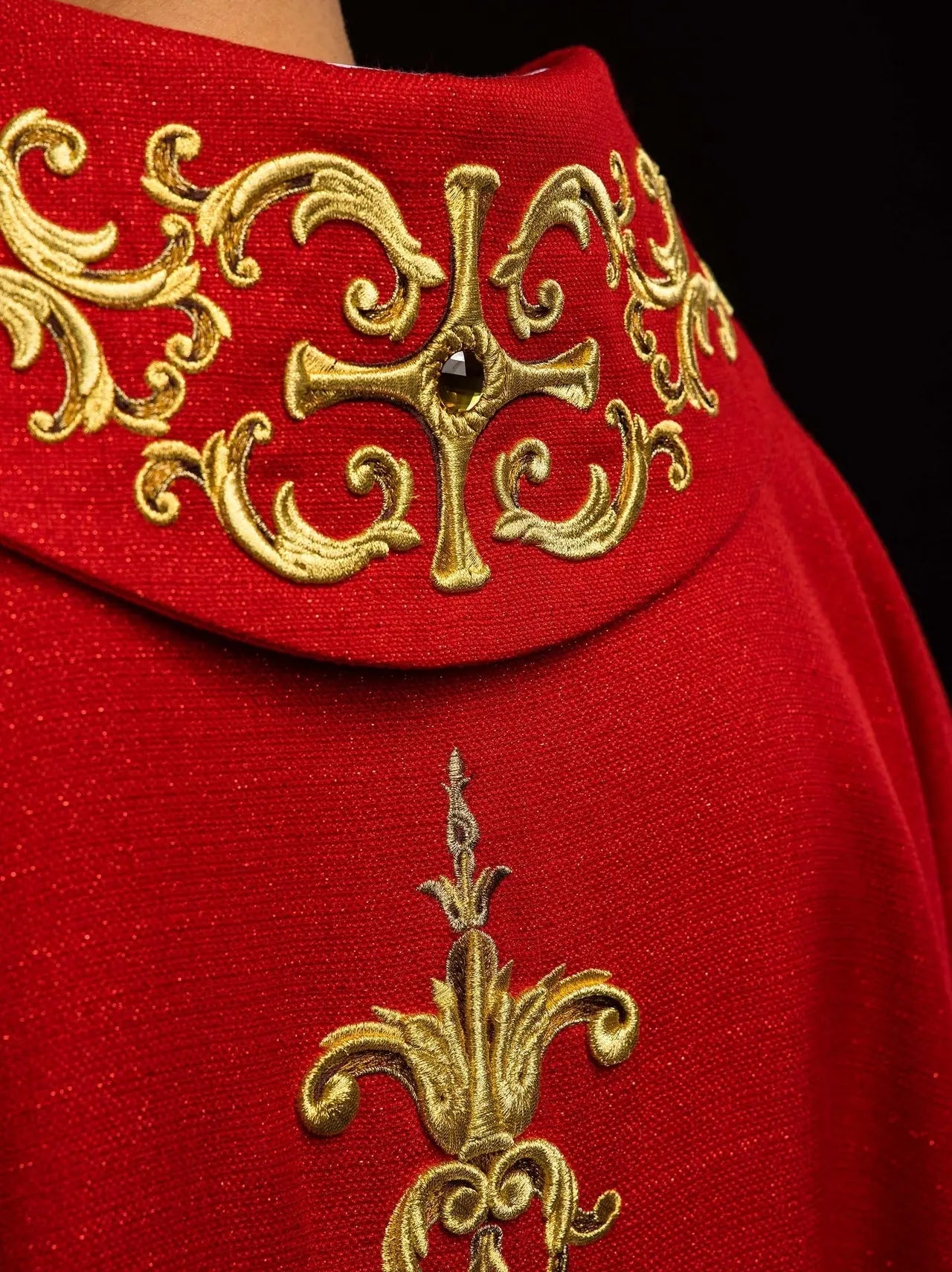 Chasuble richement brodée avec l'image de Saint Pierre rouge