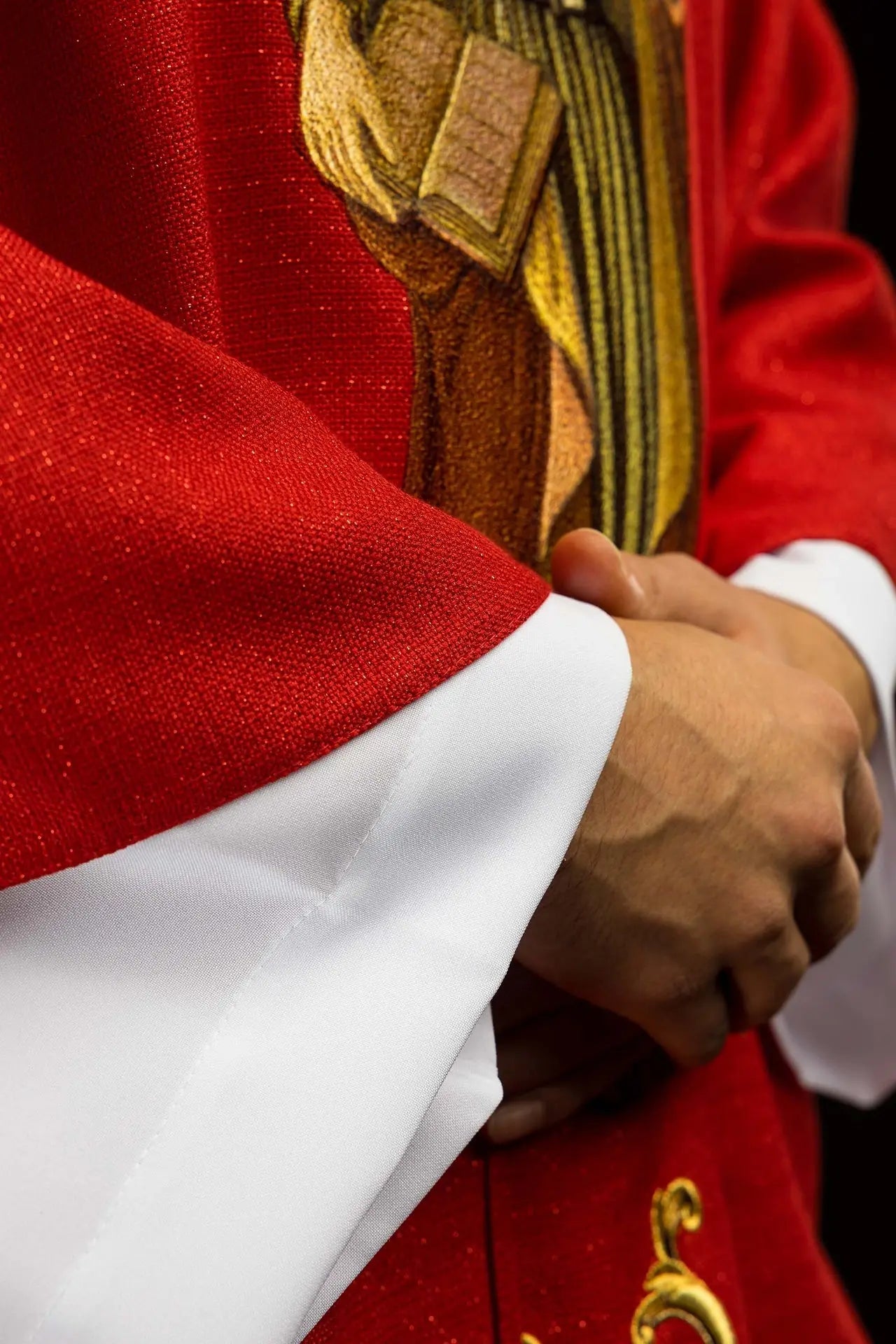 Chasuble richement brodée avec l'image de Saint Pierre rouge