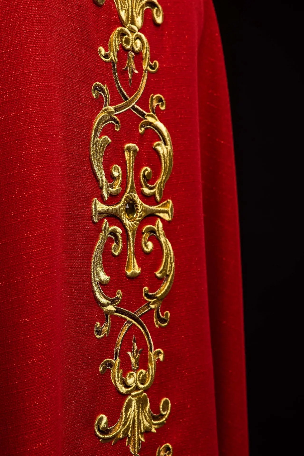 Chasuble richement brodée avec l'image de Saint Paul rouge