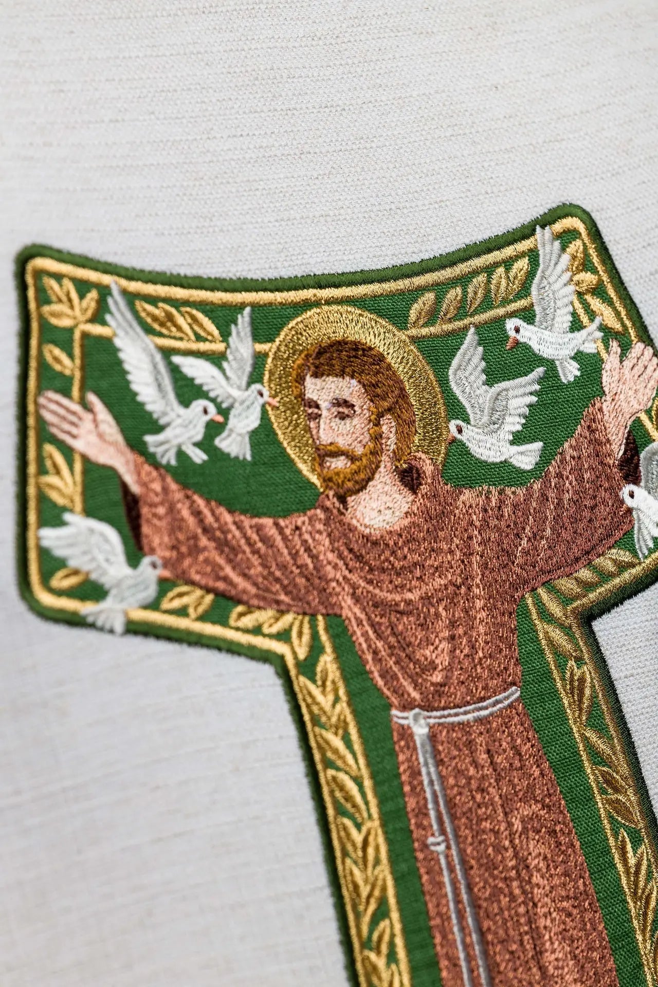 Chasuble brodée avec l'image de Saint François