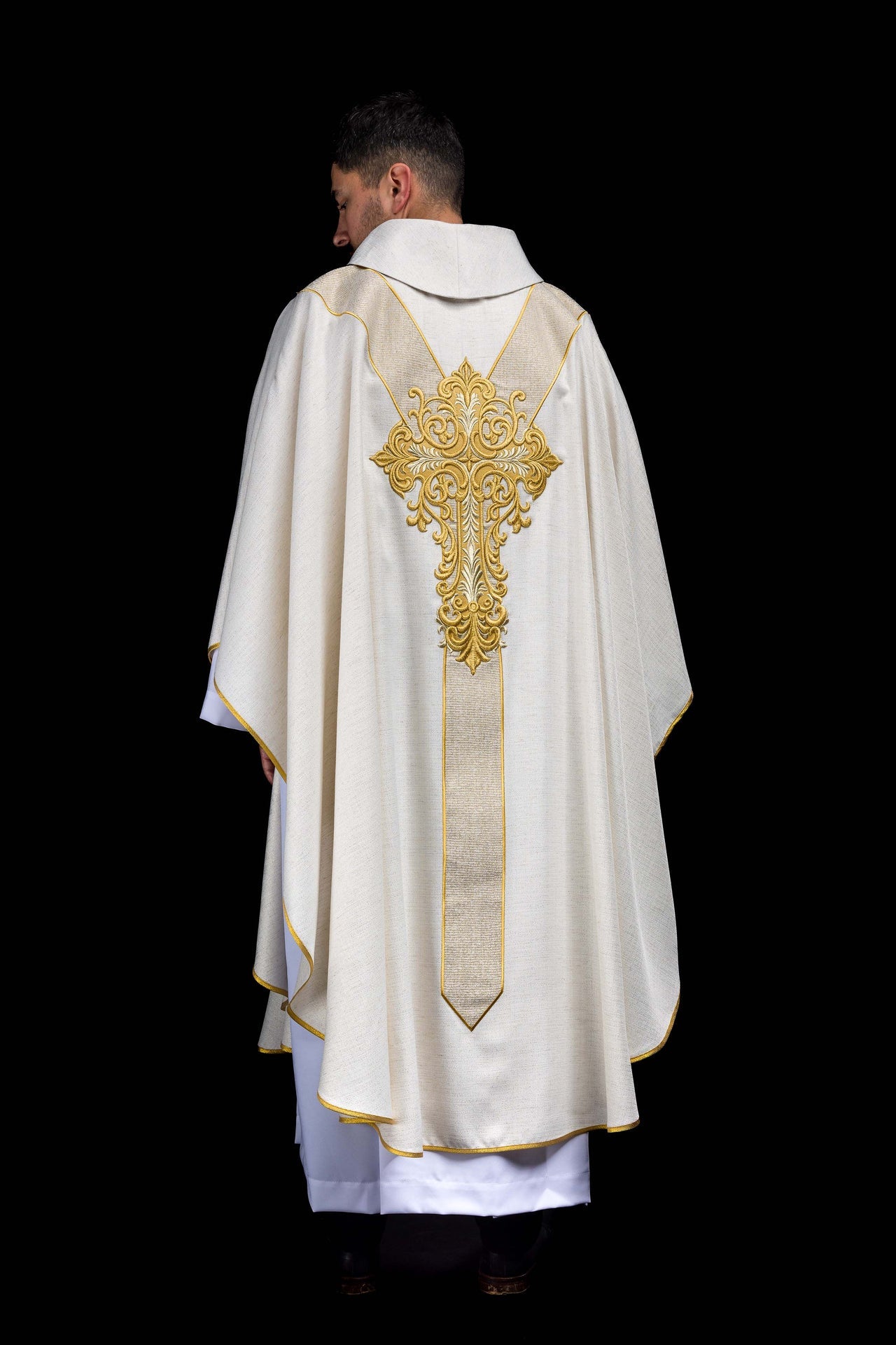 Ornat haftowany z wizerunkiem Jezusa Miłosiernego ecru - ORNATY.PL