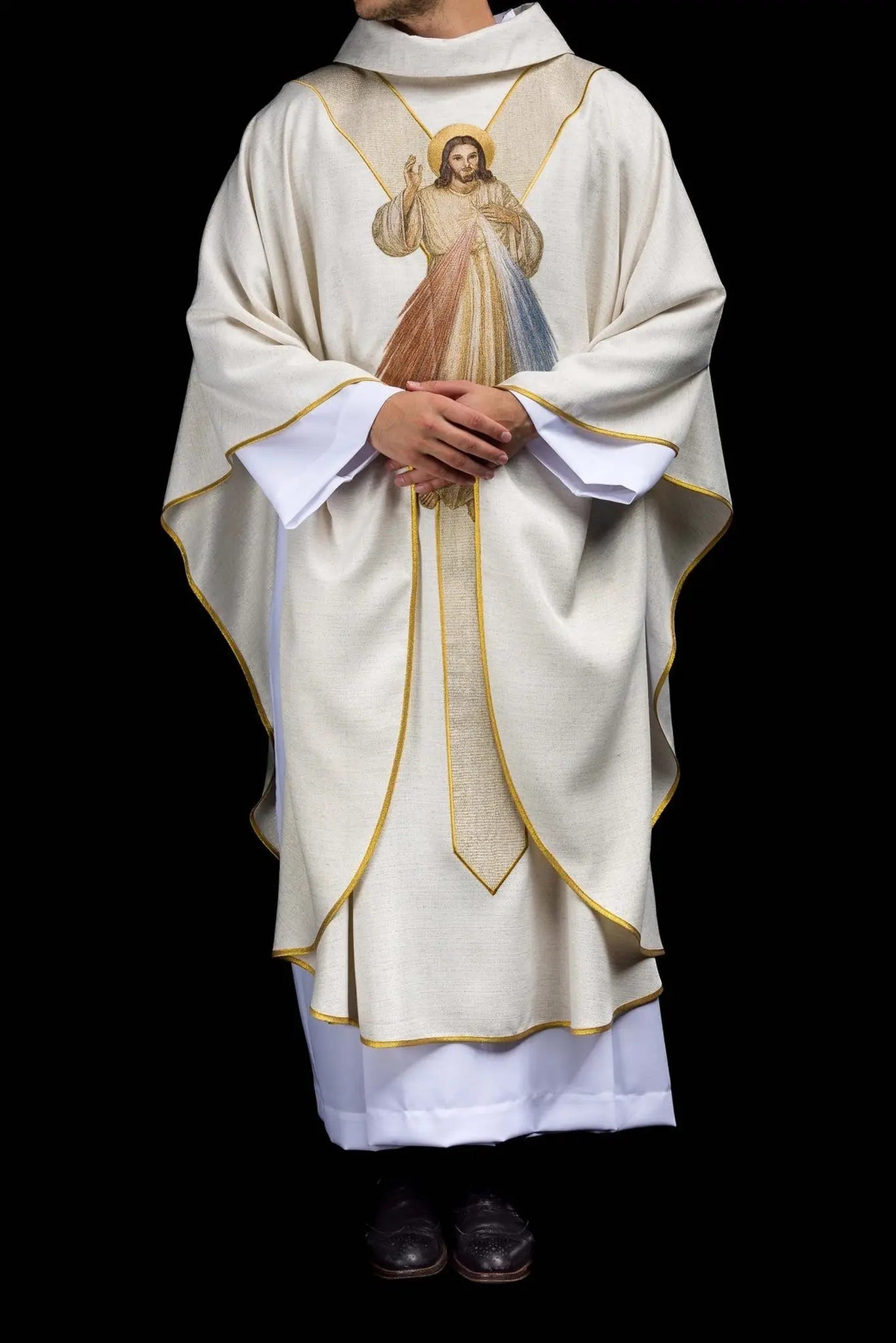 Chasuble brodée avec l'image de Jésus Miséricordieux écru