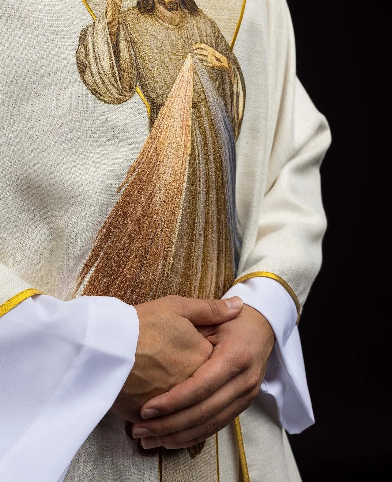 Chasuble brodée avec l'image de Jésus Miséricordieux écru