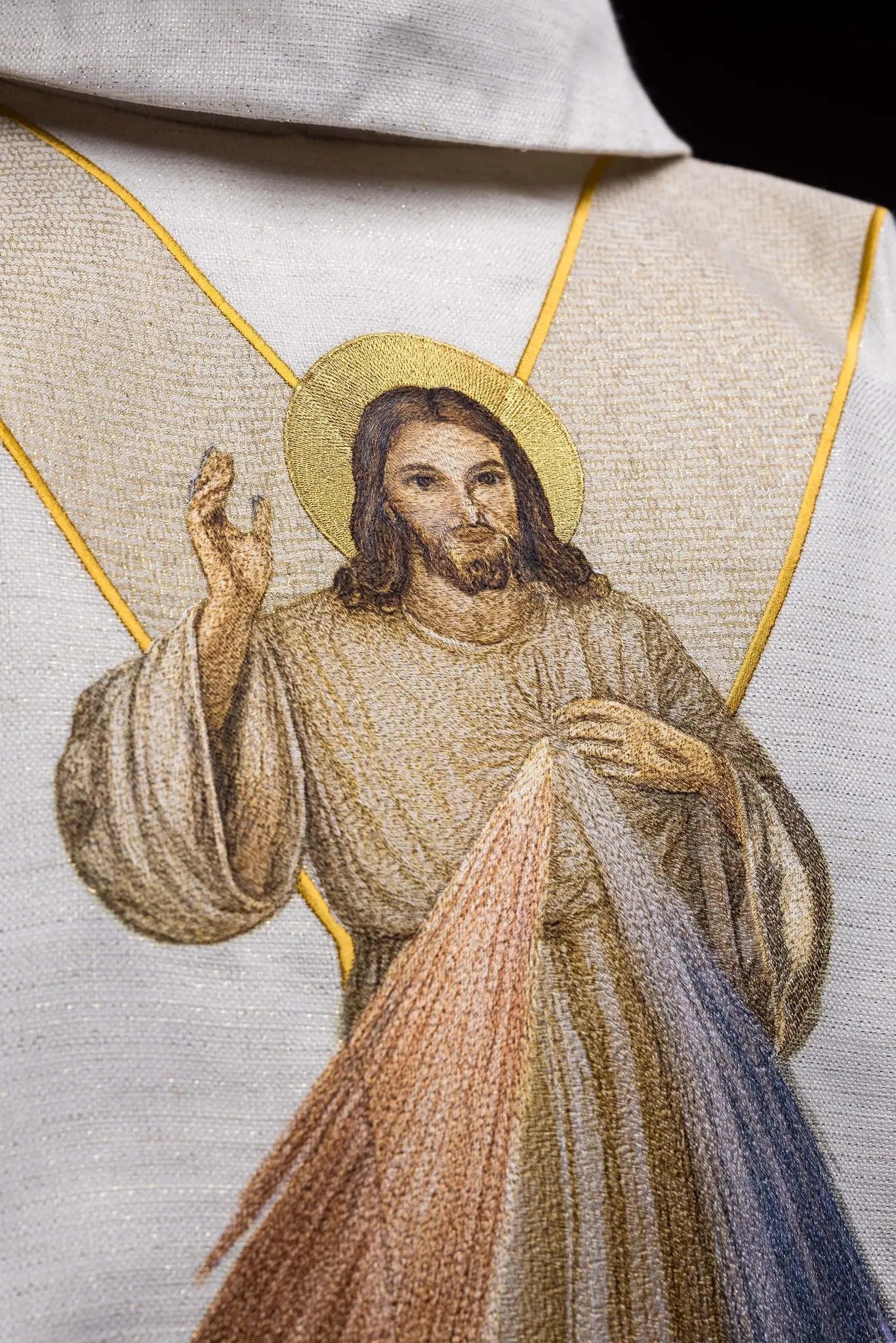 Chasuble brodée avec l'image de Jésus Miséricordieux écru