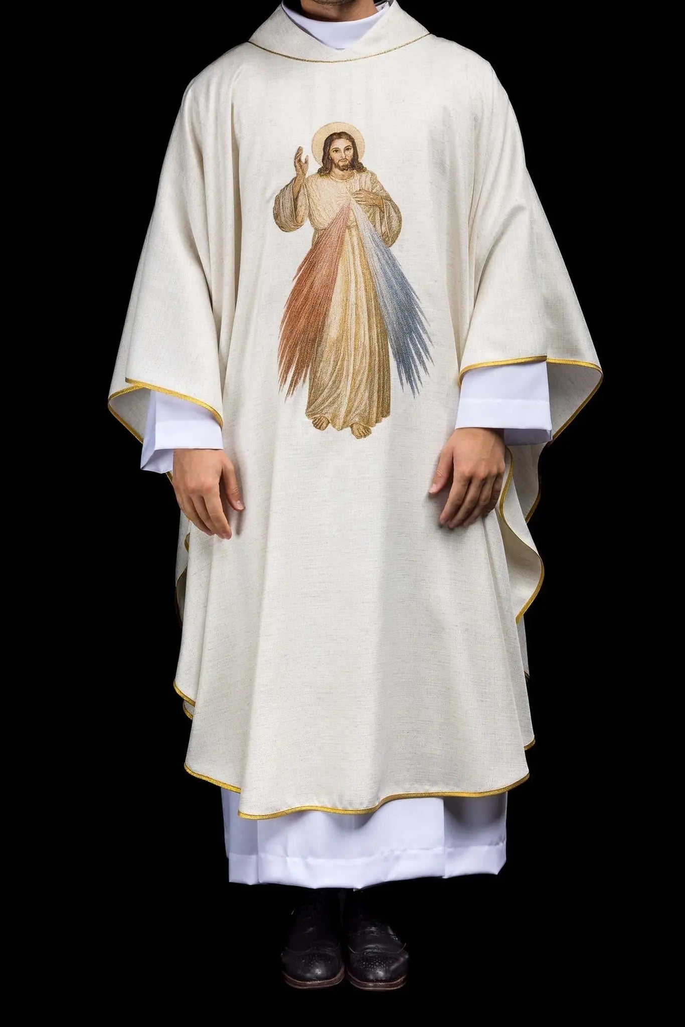 Chasuble brodée avec l'image de Jésus Miséricordieux écru