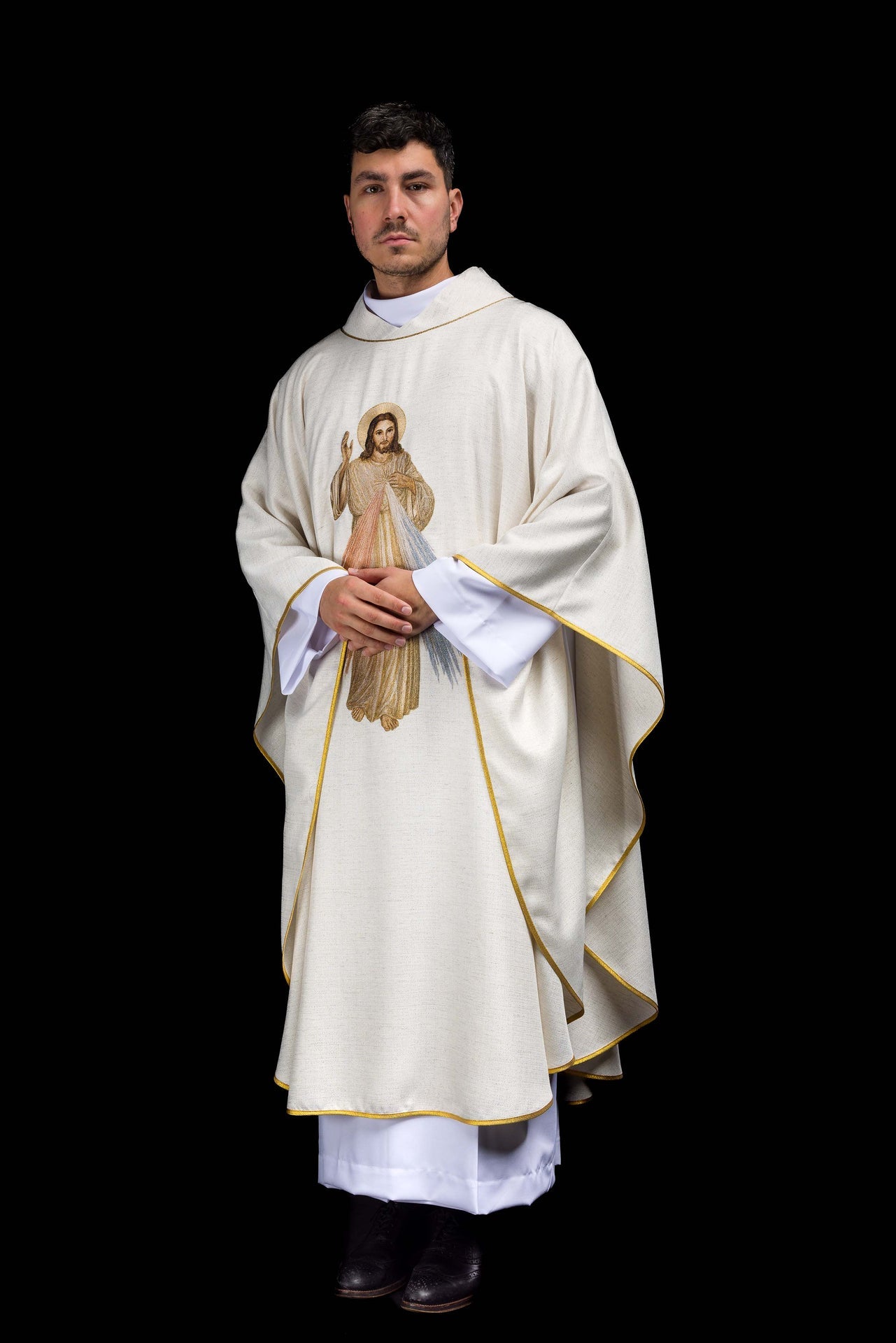 Ornat haftowany z wizerunkiem Jezusa Miłosiernego ecru - ORNATY.PL