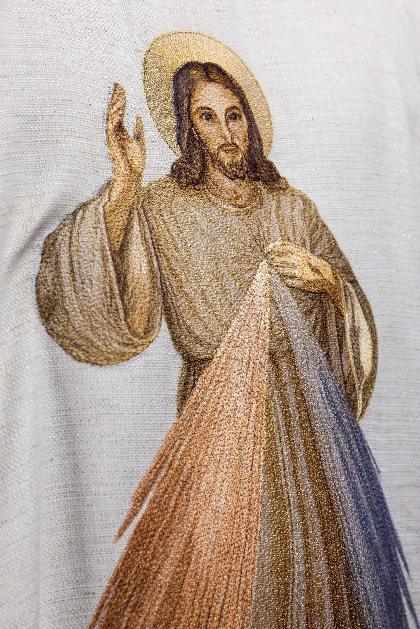 Chasuble brodée avec l'image de Jésus Miséricordieux écru
