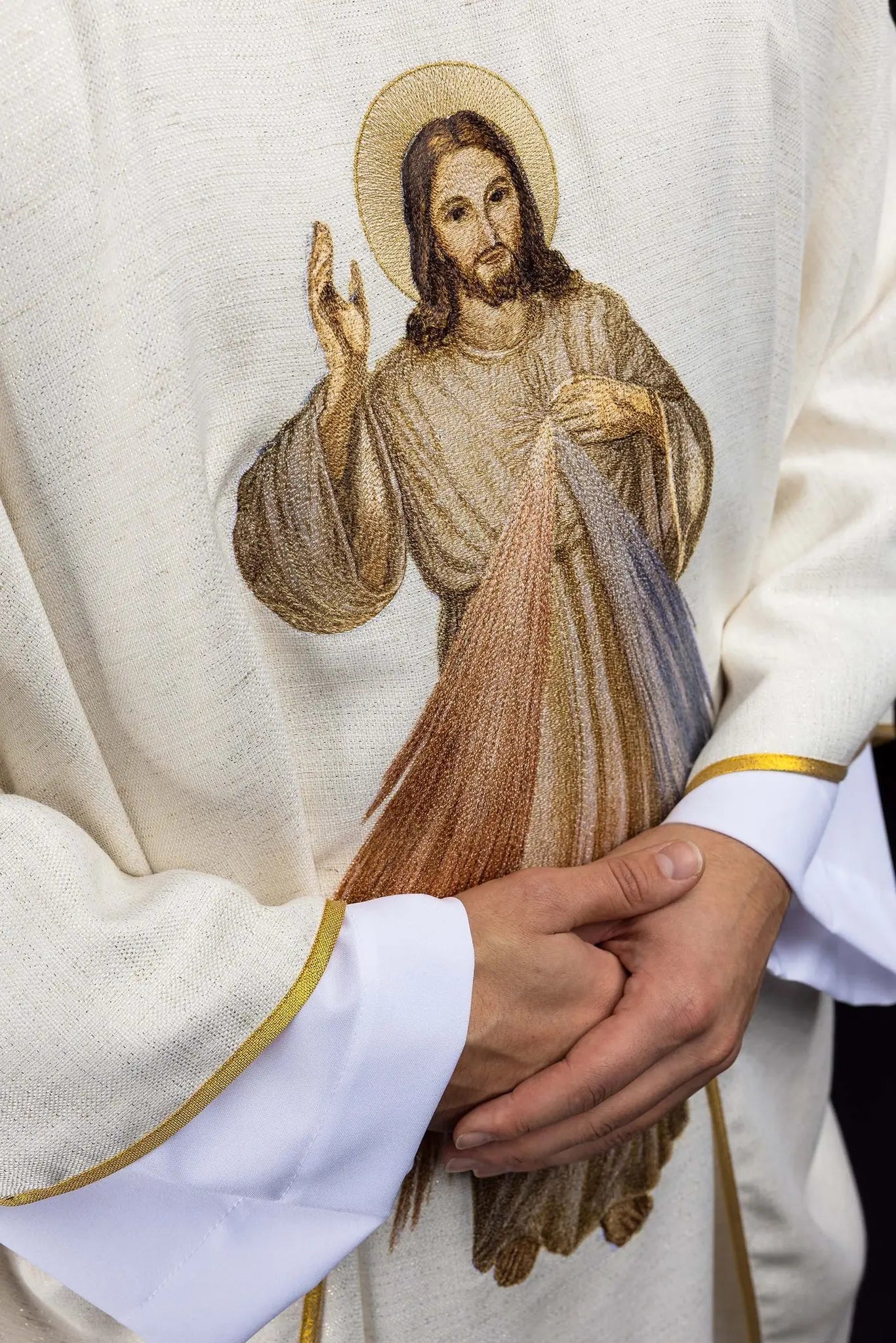 Chasuble brodée avec l'image de Jésus Miséricordieux écru