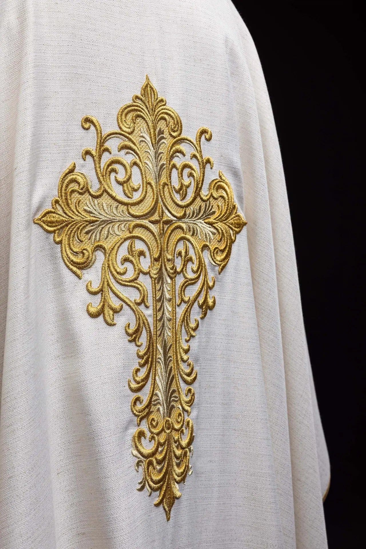 Chasuble brodée avec l'image de Jésus Miséricordieux écru