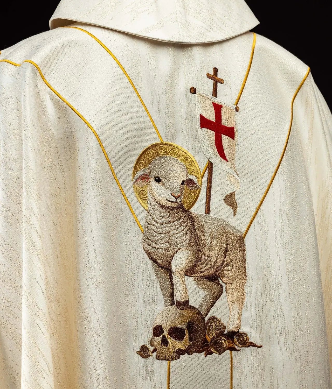 Chasuble blanche avec broderie du Christ ressuscité et de l'Agneau pascal