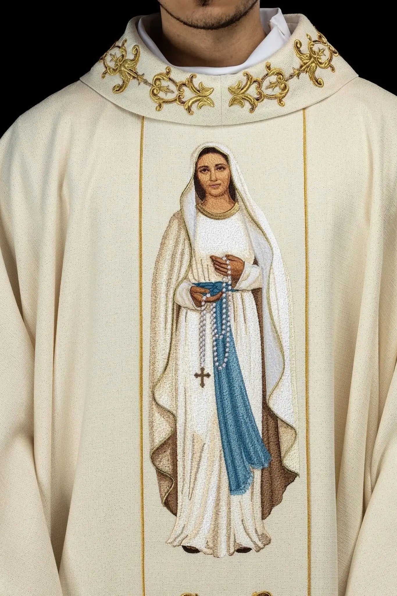 Chasuble richement brodée avec Notre-Dame du Rosaire