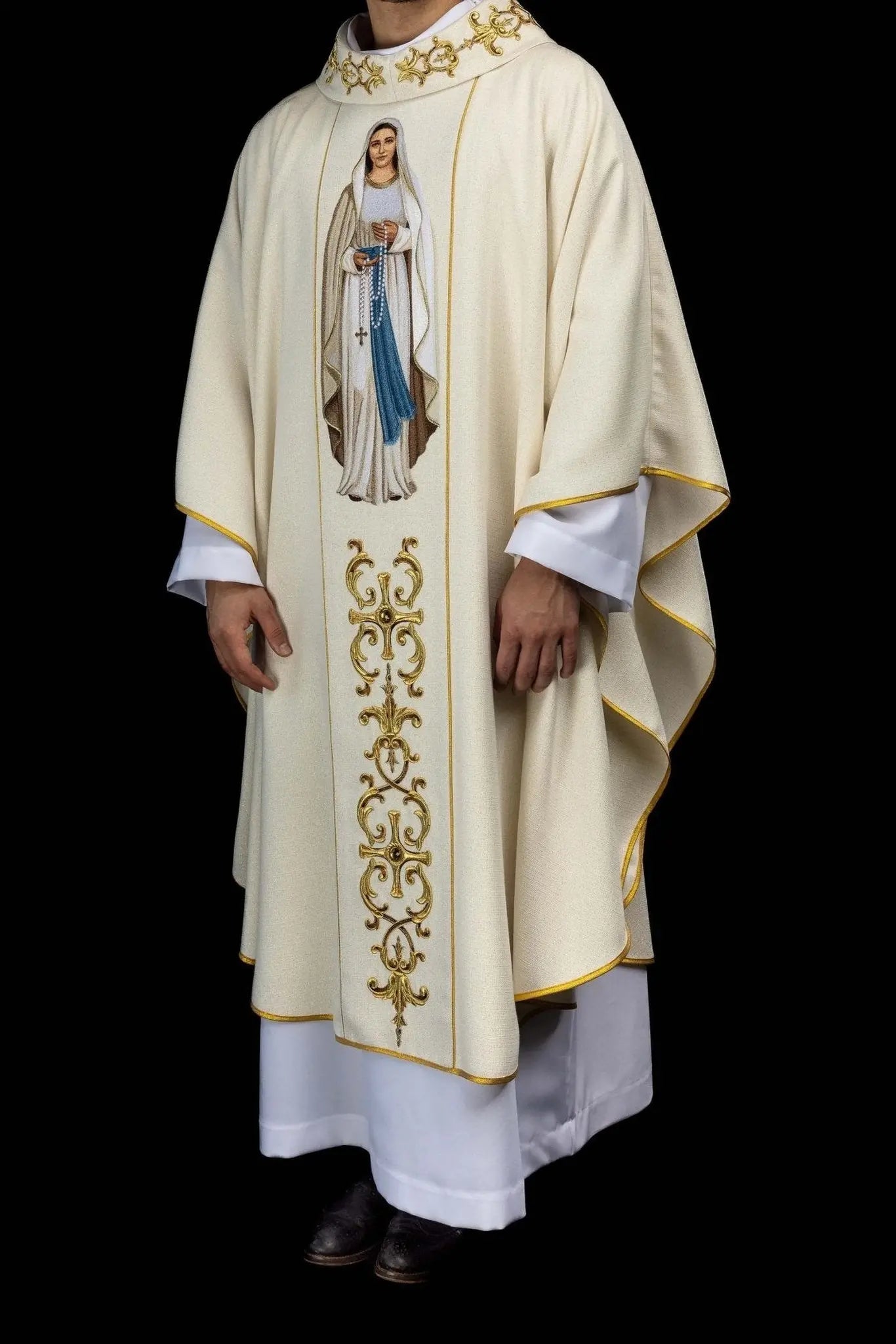 Chasuble richement brodée avec Notre-Dame du Rosaire