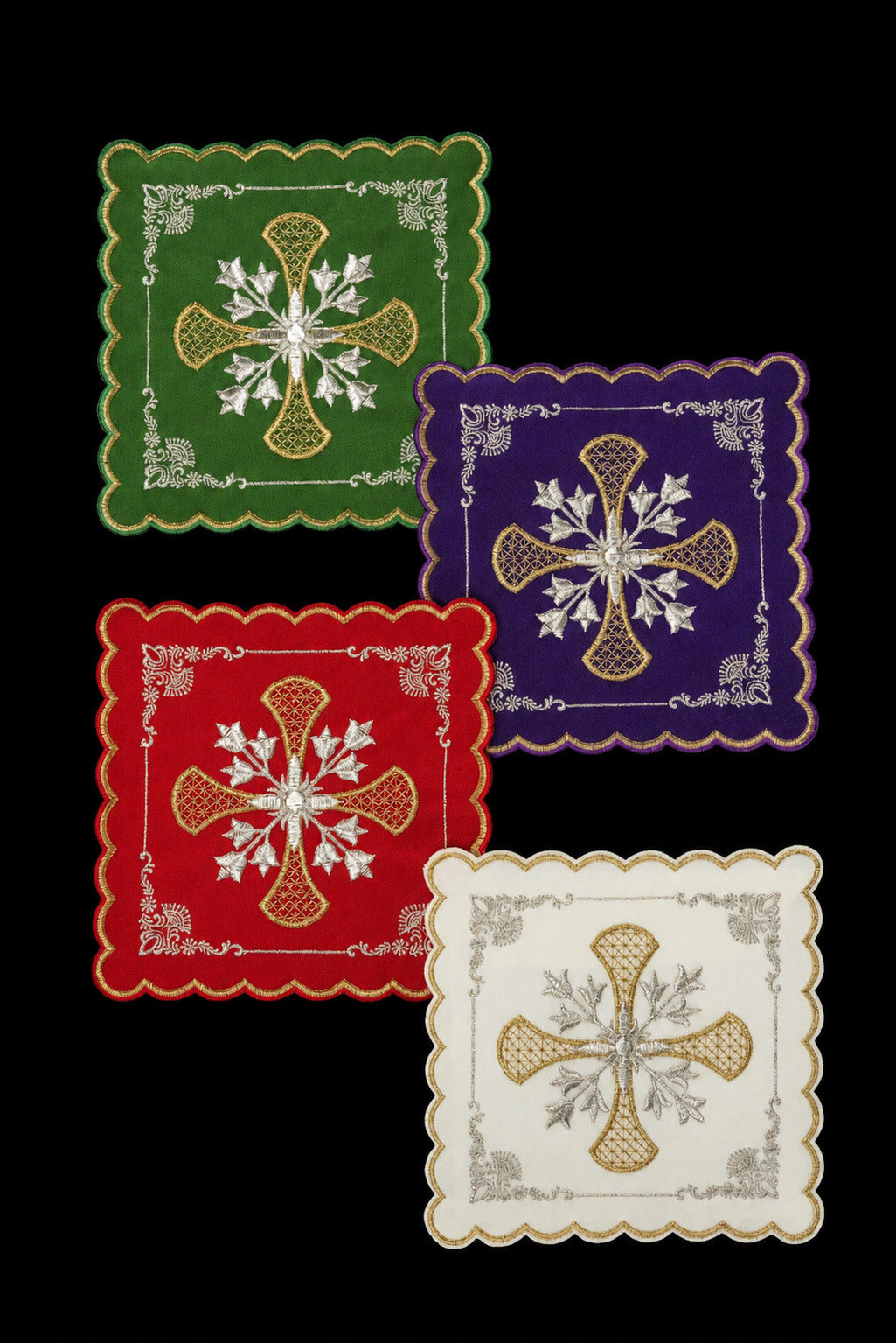 Ensemble de quatre palles liturgiques avec broderie de Croix