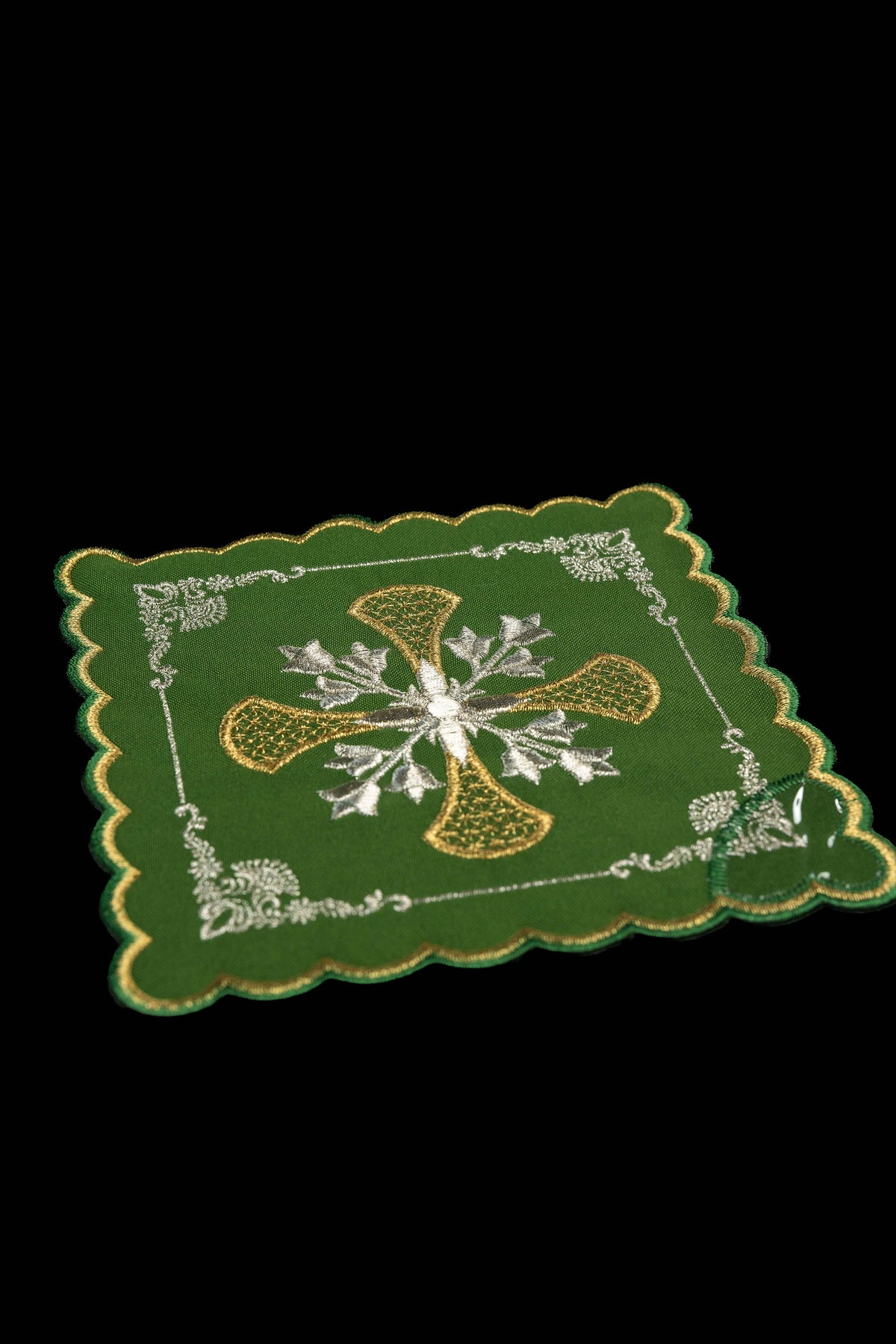 Ensemble de quatre palles liturgiques avec broderie de Croix