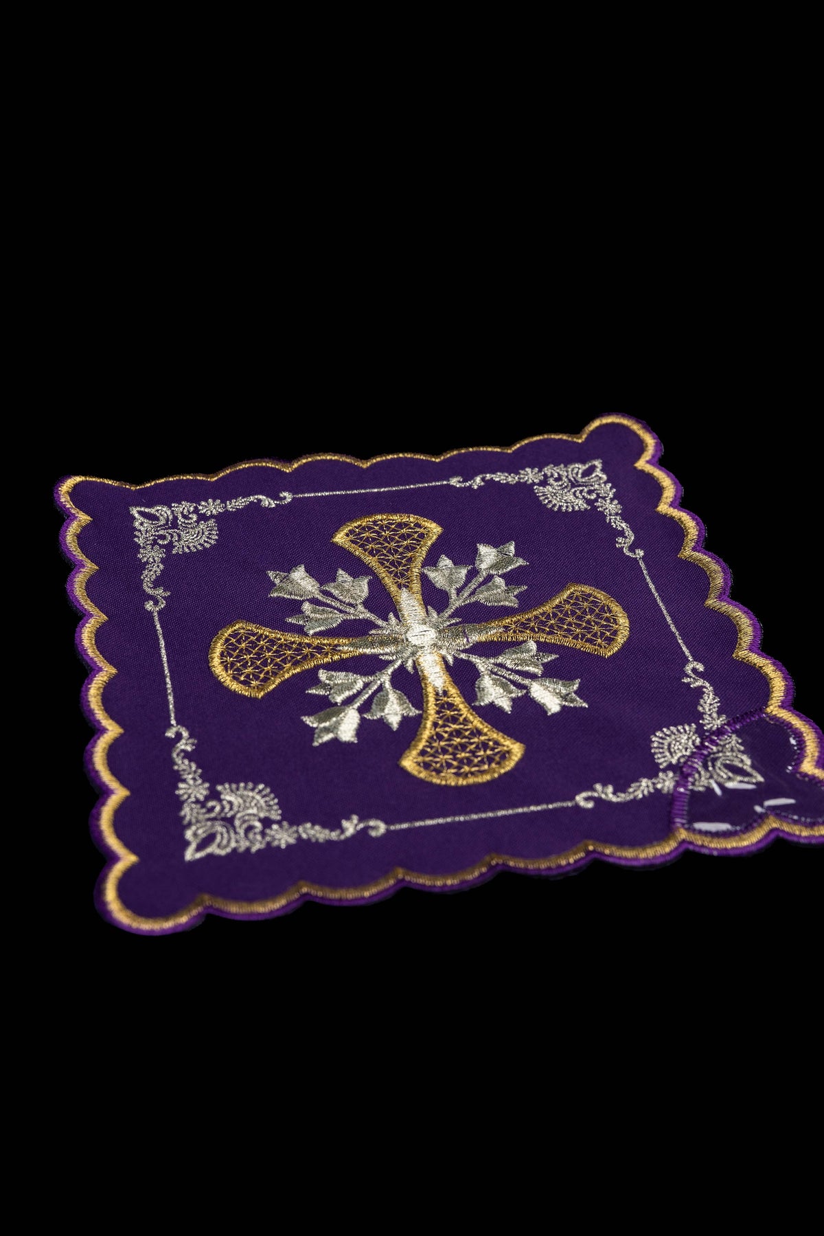 Ensemble de quatre palles liturgiques avec broderie de Croix