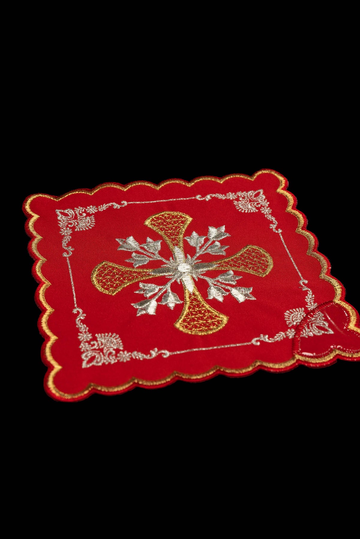 Ensemble de quatre palles liturgiques avec broderie de Croix