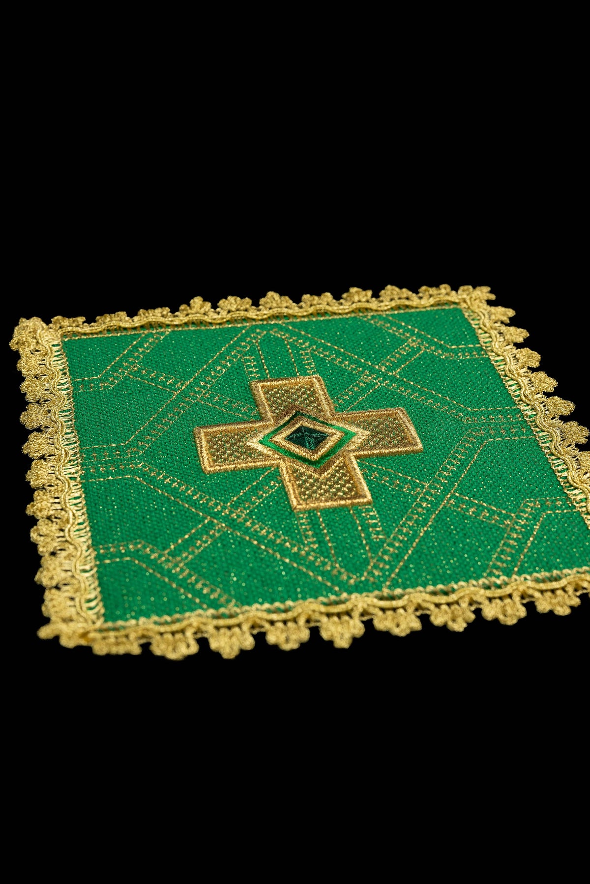 Ensemble de quatre fanions avec broderie dorée