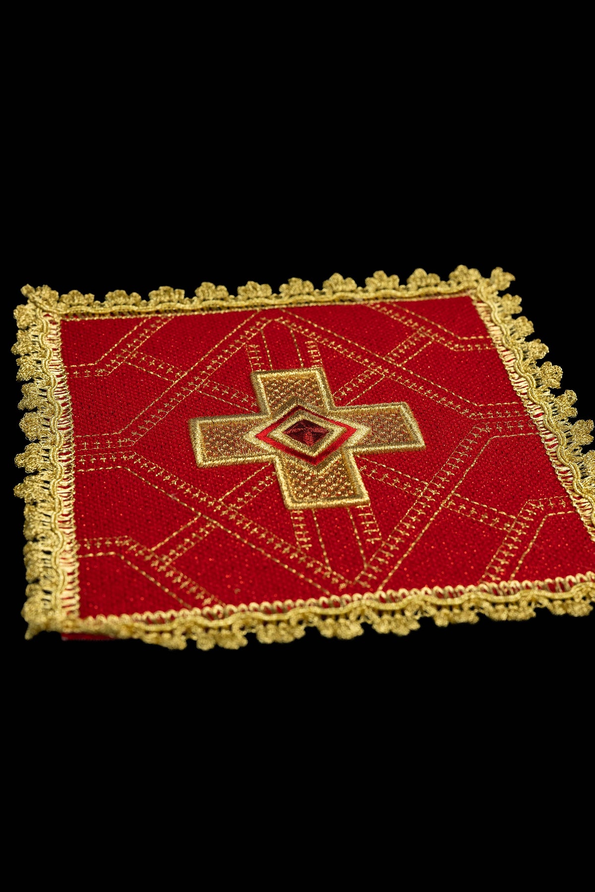 Ensemble de quatre fanions avec broderie dorée