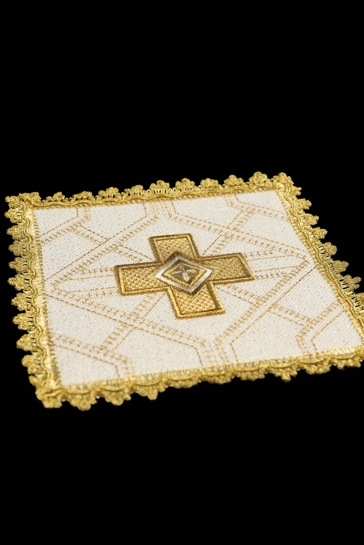 Ensemble de quatre fanions avec broderie dorée