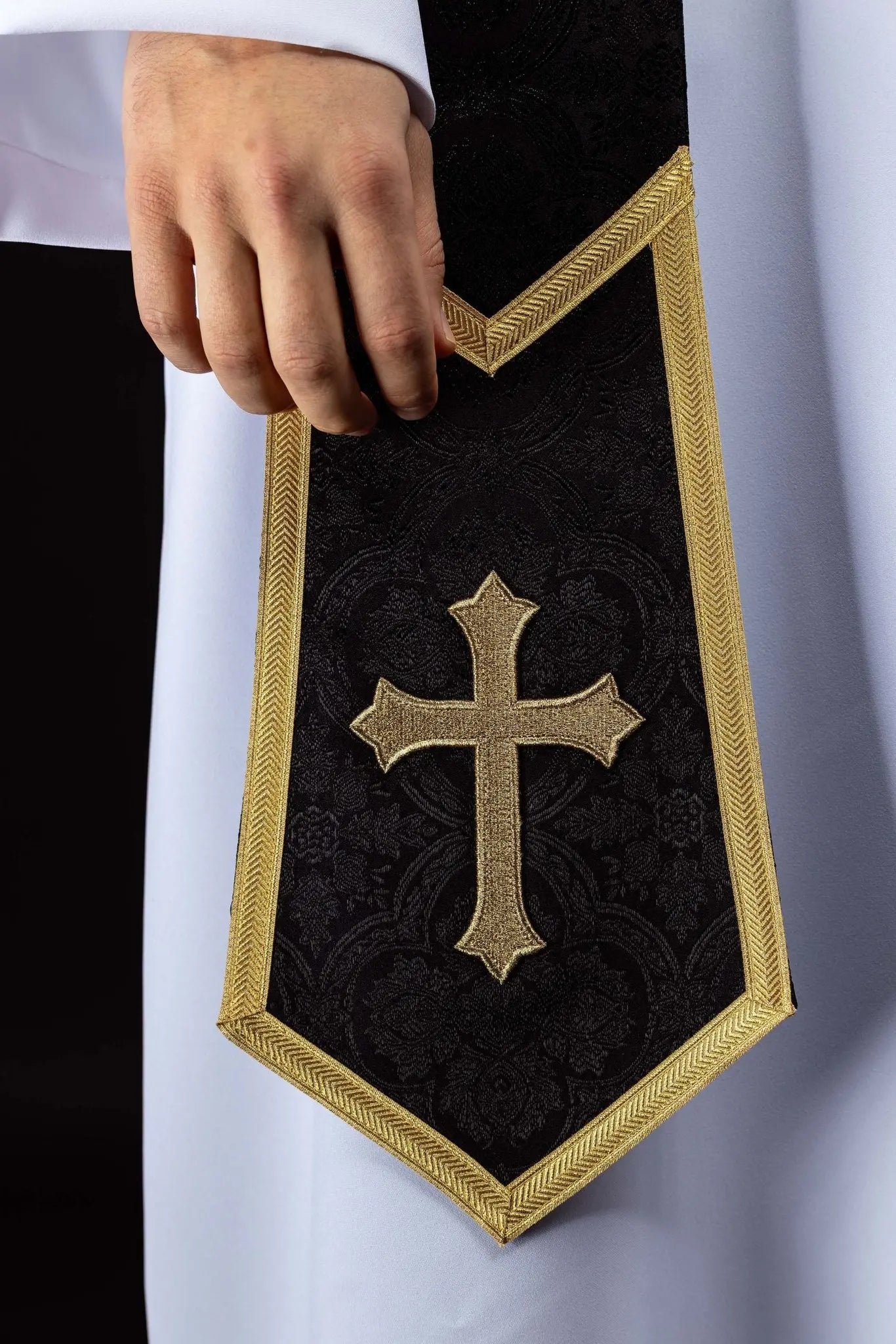 Étole noire en jacquard avec Croix brodée